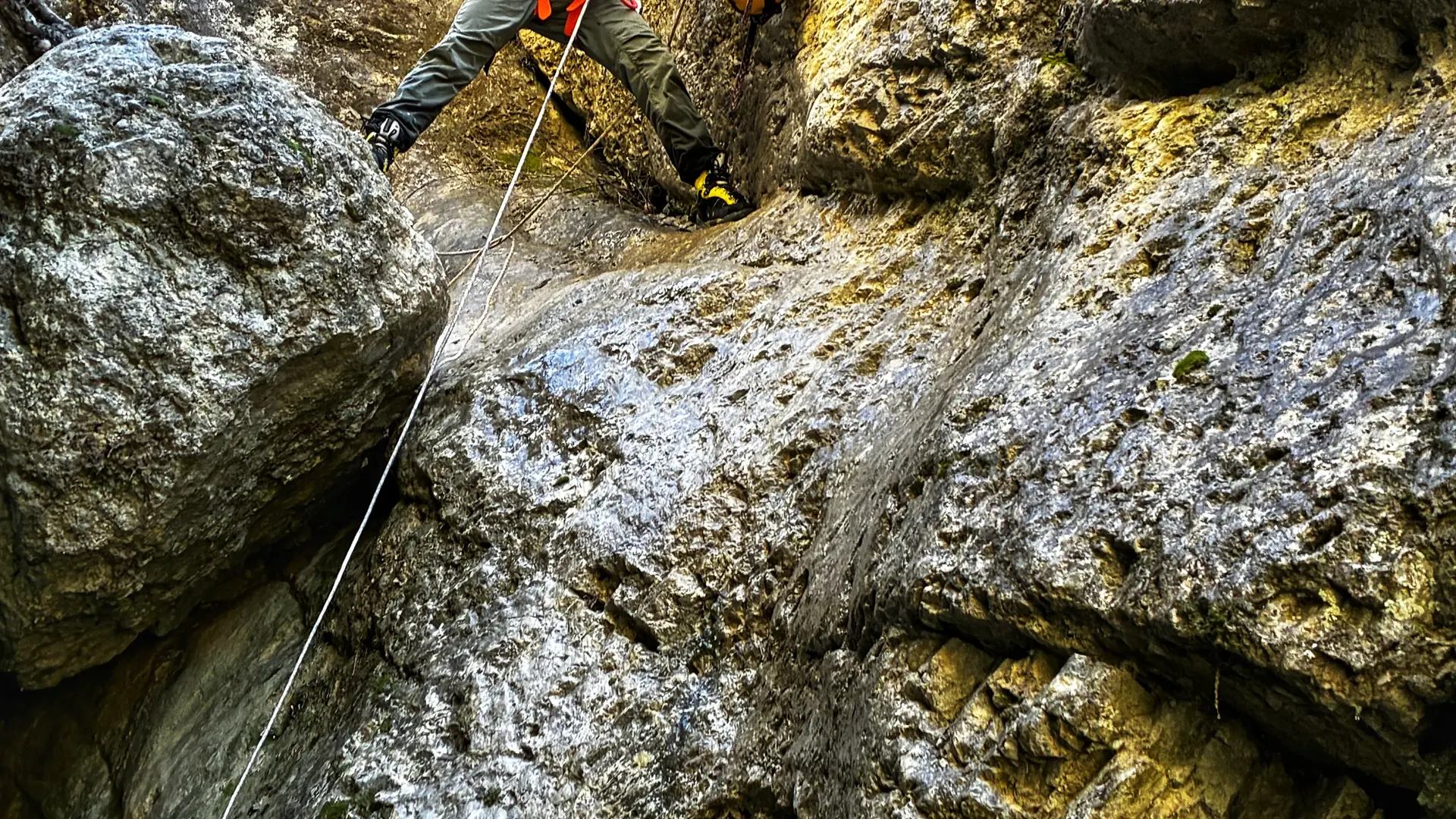 Des beaux moments : sportifs et ludiques ! dès 10 ans, avec Ecrins Spéléo Canyon