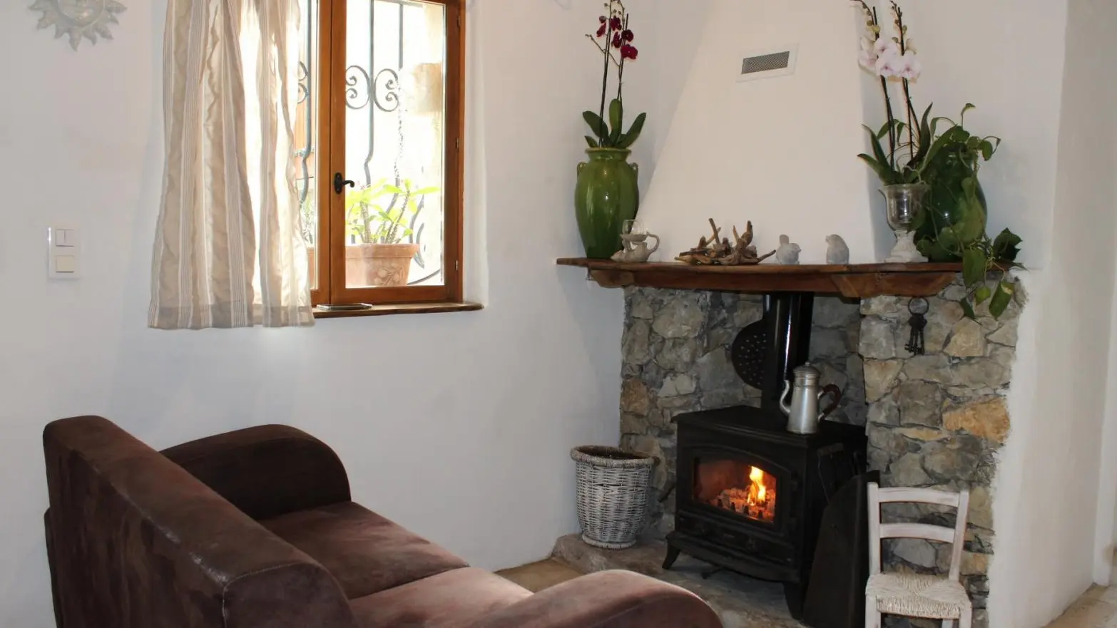 Gîte La Cantina-Salon/Cheminée-Sainte-Agnès-Gîtes de France des Alpes-Maritimes