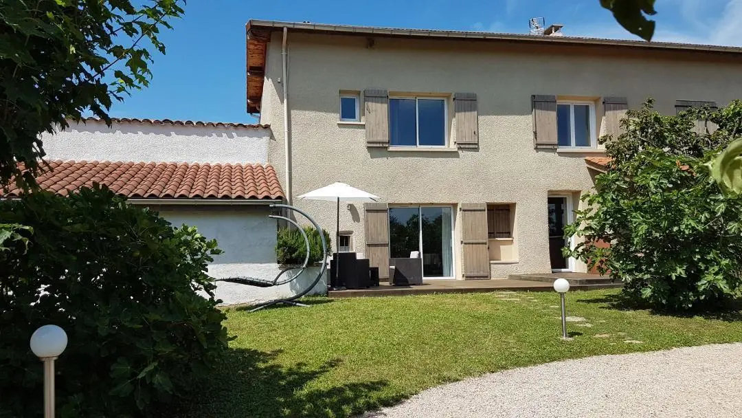 Façade principale du gîte avec sa terrasse