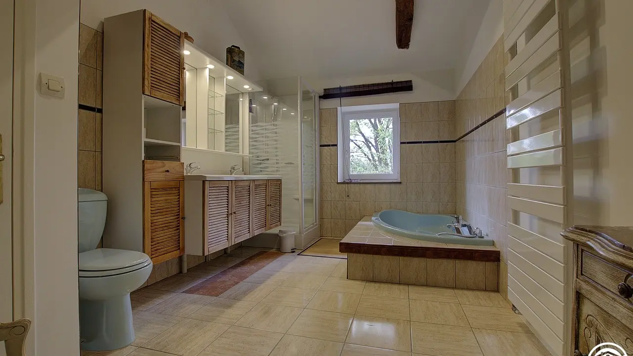 A l'étage, une grande salle d'eau et toilettes...
