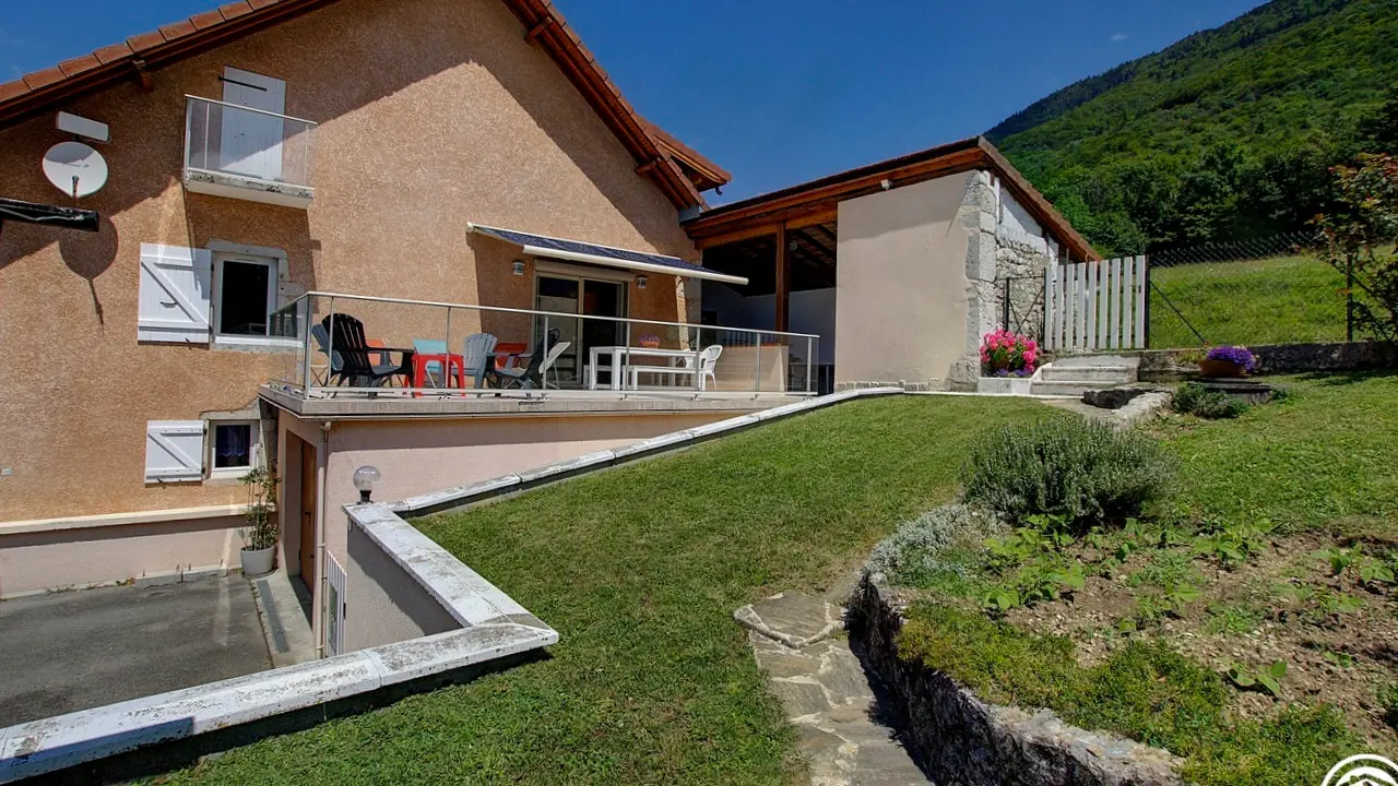 Le gîte se situe dans une maison mitoyenne avec les propriétaires.