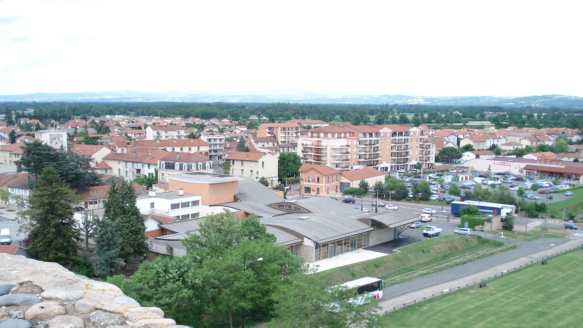 Vue sur la ville et les Foréziales
