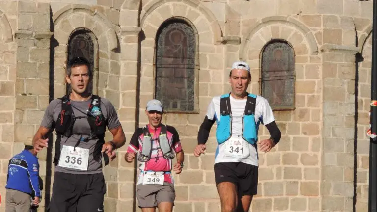 Trail devant l'église Notre-Dame de Châtel-Montagne