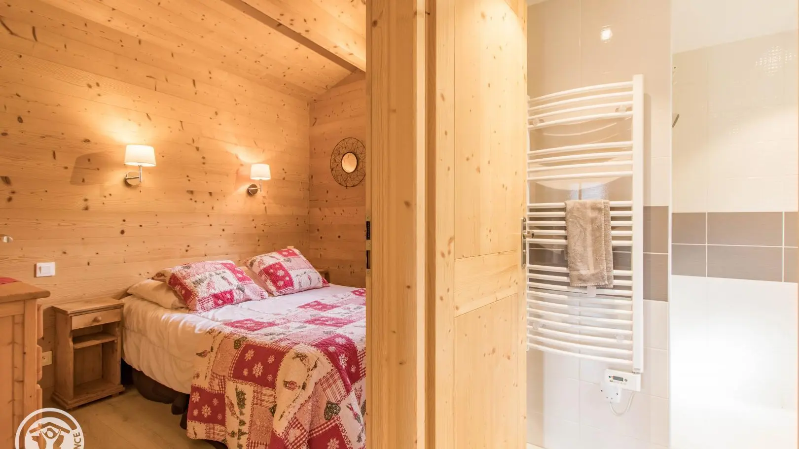 Chambre située à côté de la salle de bain avec douche à l'italienne