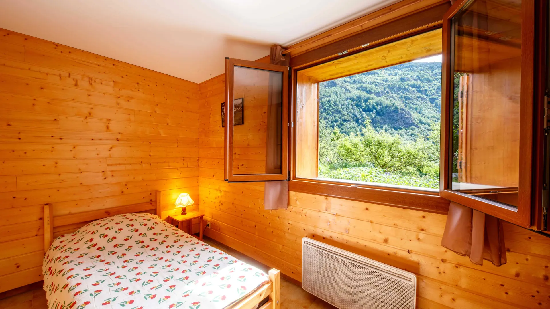 Gîte Les Jasmins-Chambre lit simple et fenêtre-Saint-Étienne-de-Tinée-Gîtes de France des Alpes-Maritimes