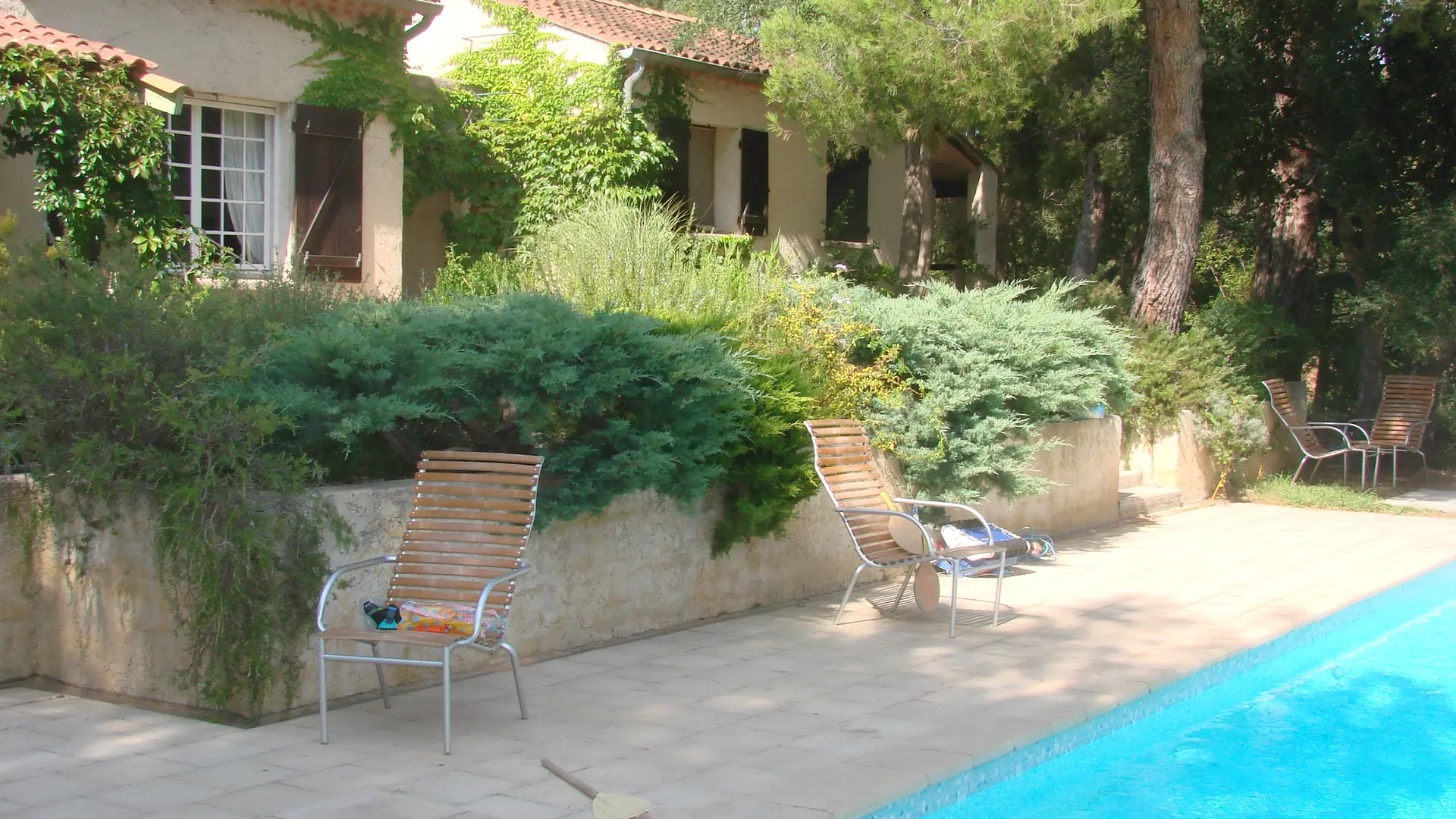 Terrasse en bord de piscine