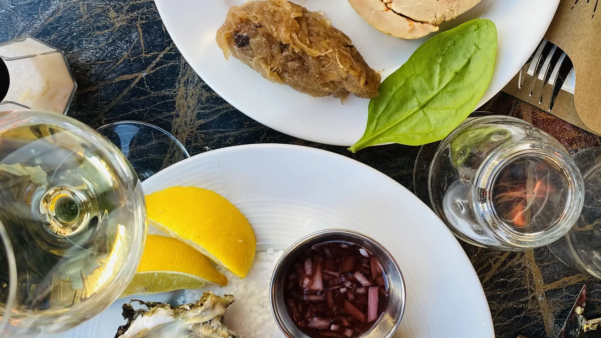 assiettes avec des huitres et du foie gras