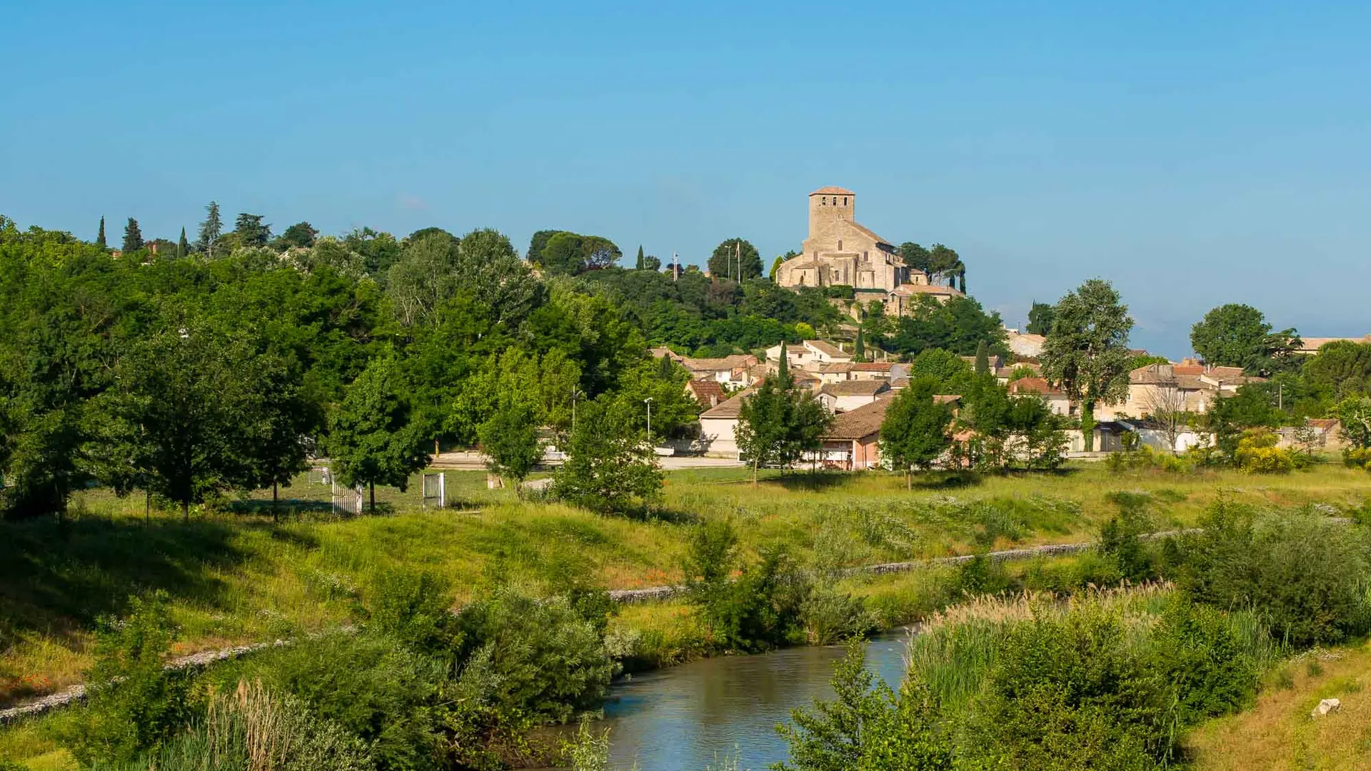 Vue sur Bollène depuis le Lez vers la Collégiale Saint Martin