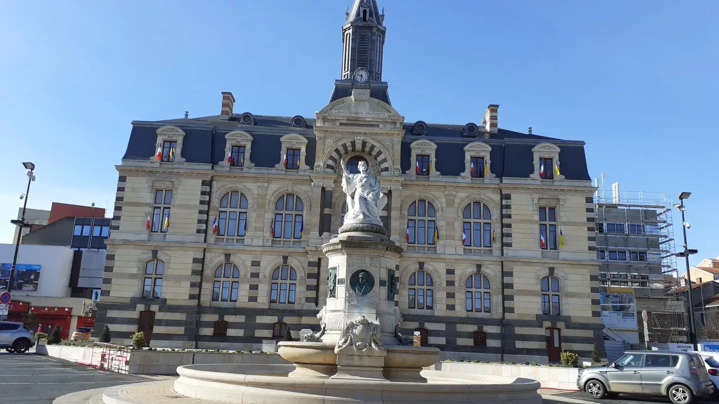 Hôtel de Ville, centre de la ville proche des restaurants, commerces, lignes de bus 
distance du gîte 200 ml.