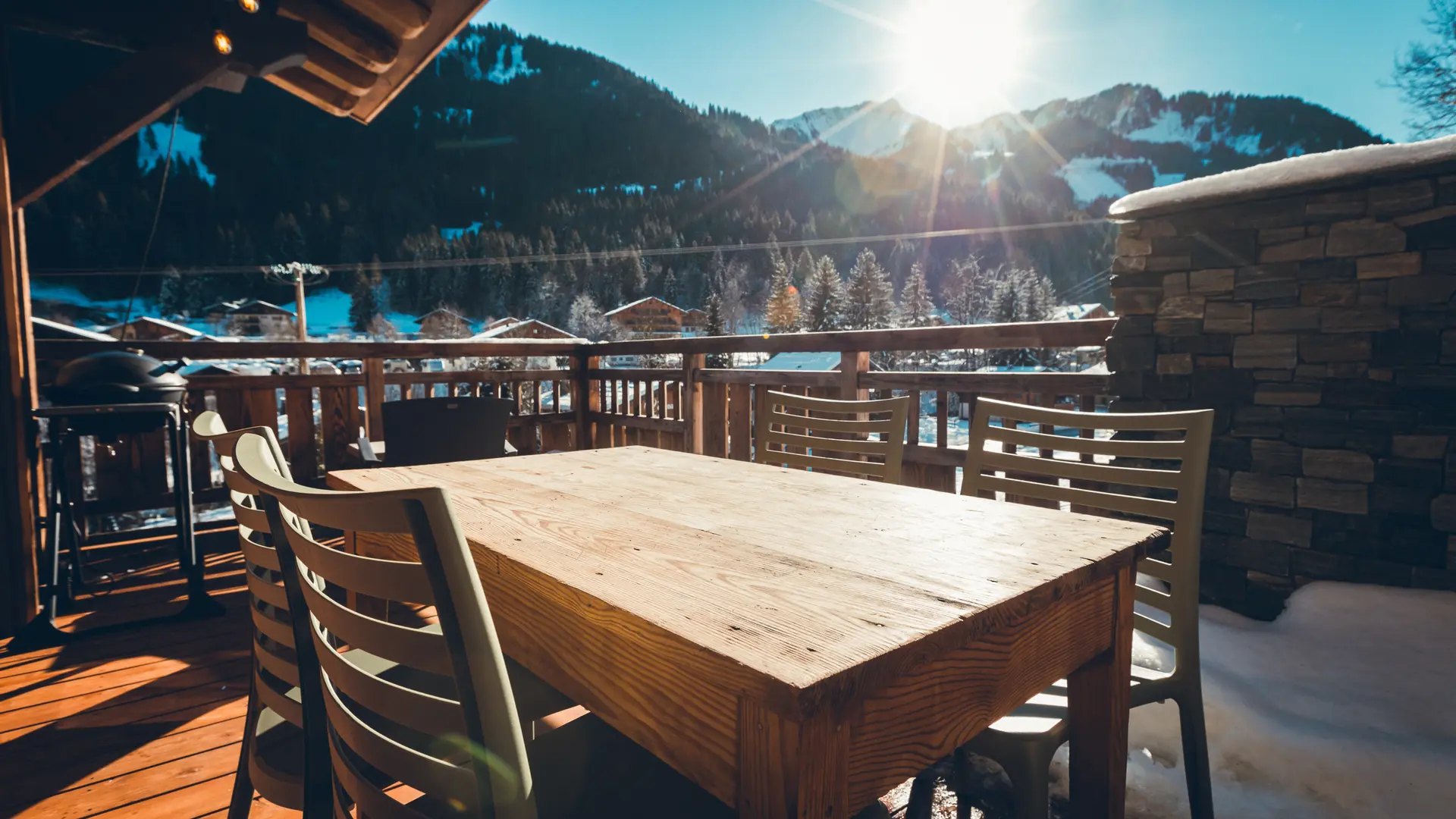 Table sur la terrasse vue montagne