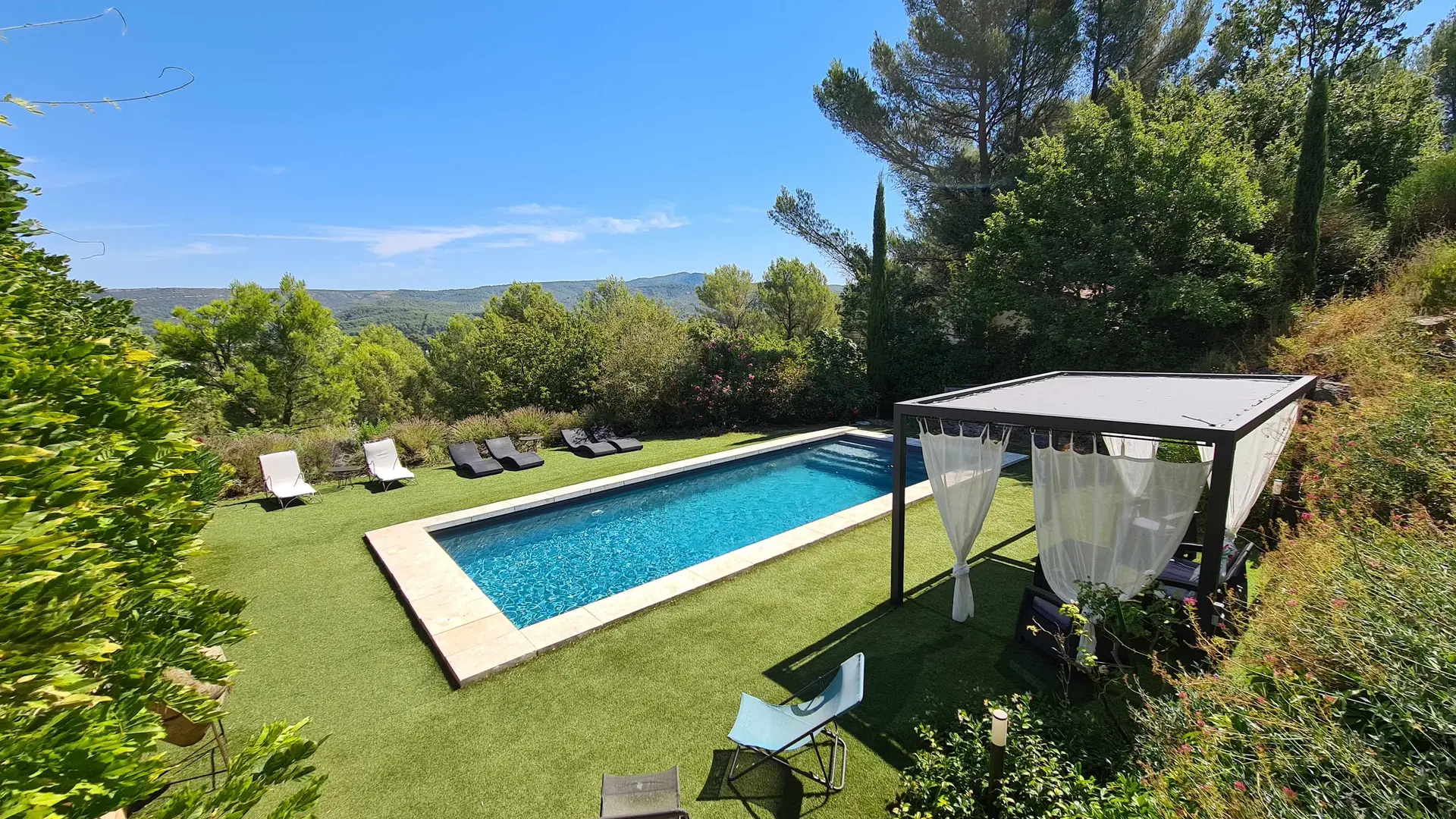 Piscine avec vue sur les collines