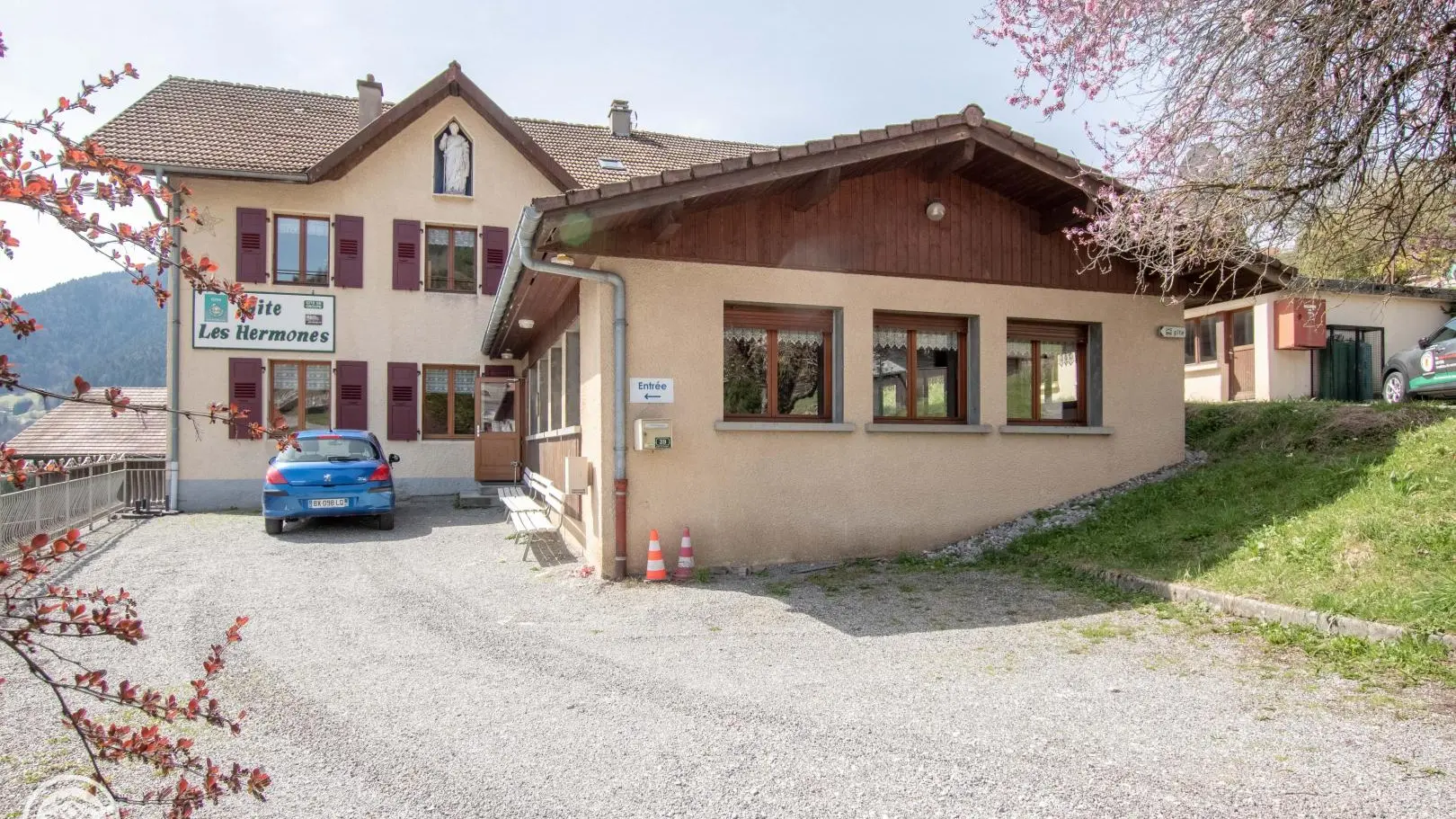 Entrée du gîte Les Hermones.
Parkings à proximité du gîte.