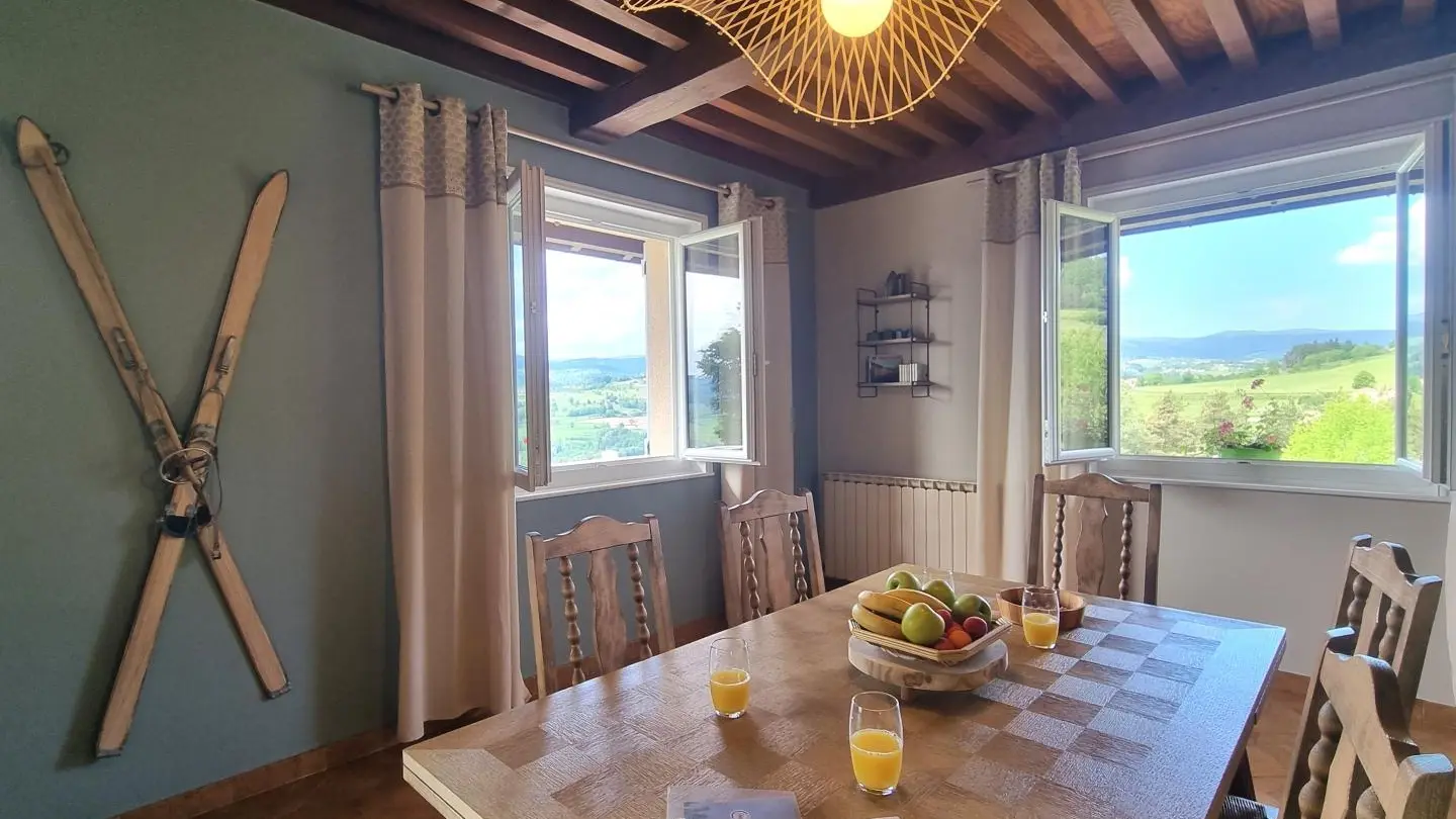 Pièce à vivre : salle à manger - espace salon - accès au balcon.