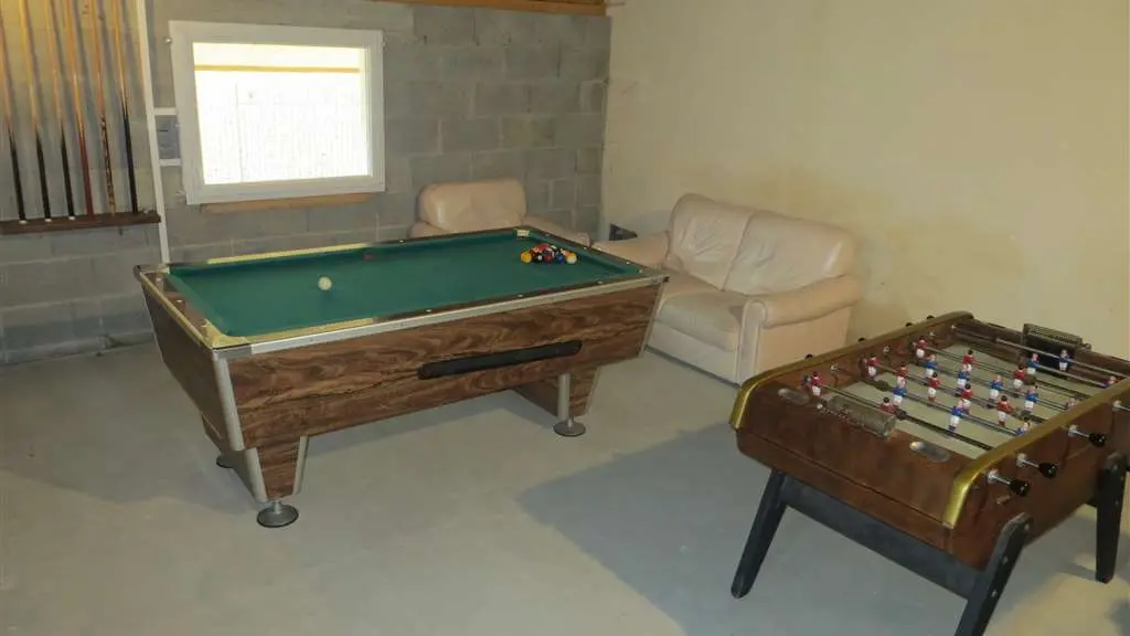 SALLE DE JEU POUR LES GRANDS , BILLARD, BABY FOOT, FLÉCHETTES.