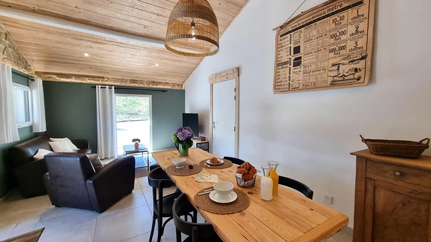 Séjour lumineux avec cuisine, salle à manger et salon détente.