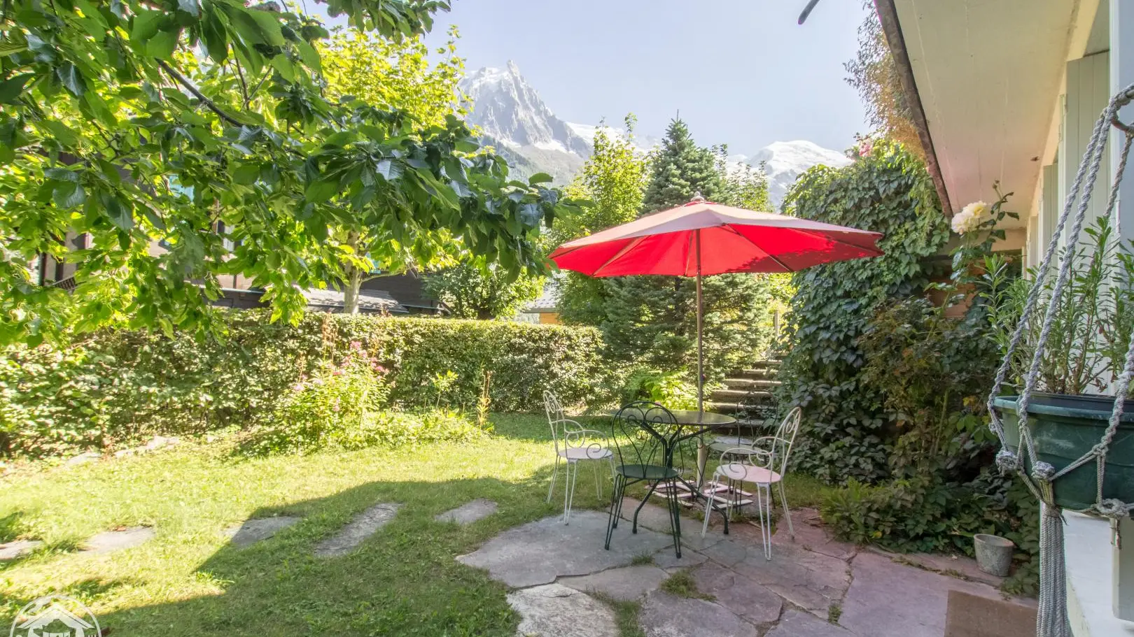 Jardin face au massif du Mont-Blanc