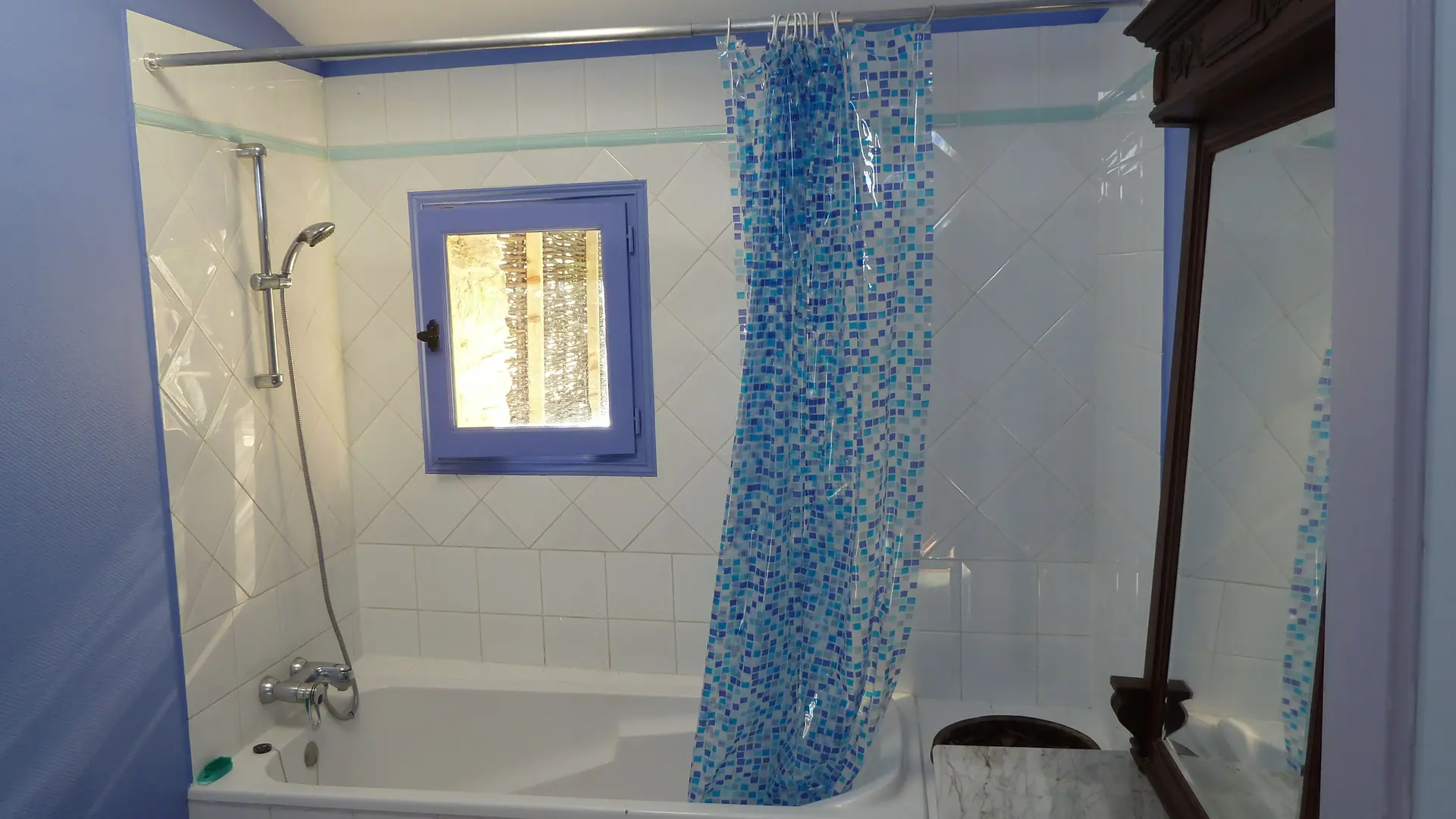 La salle de bain avec baignoire