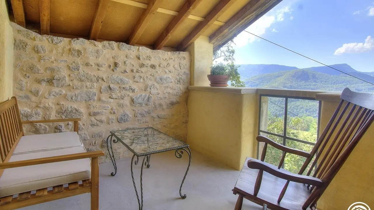Terrasse couverte avec sa belle vue sur le village en contrebas.