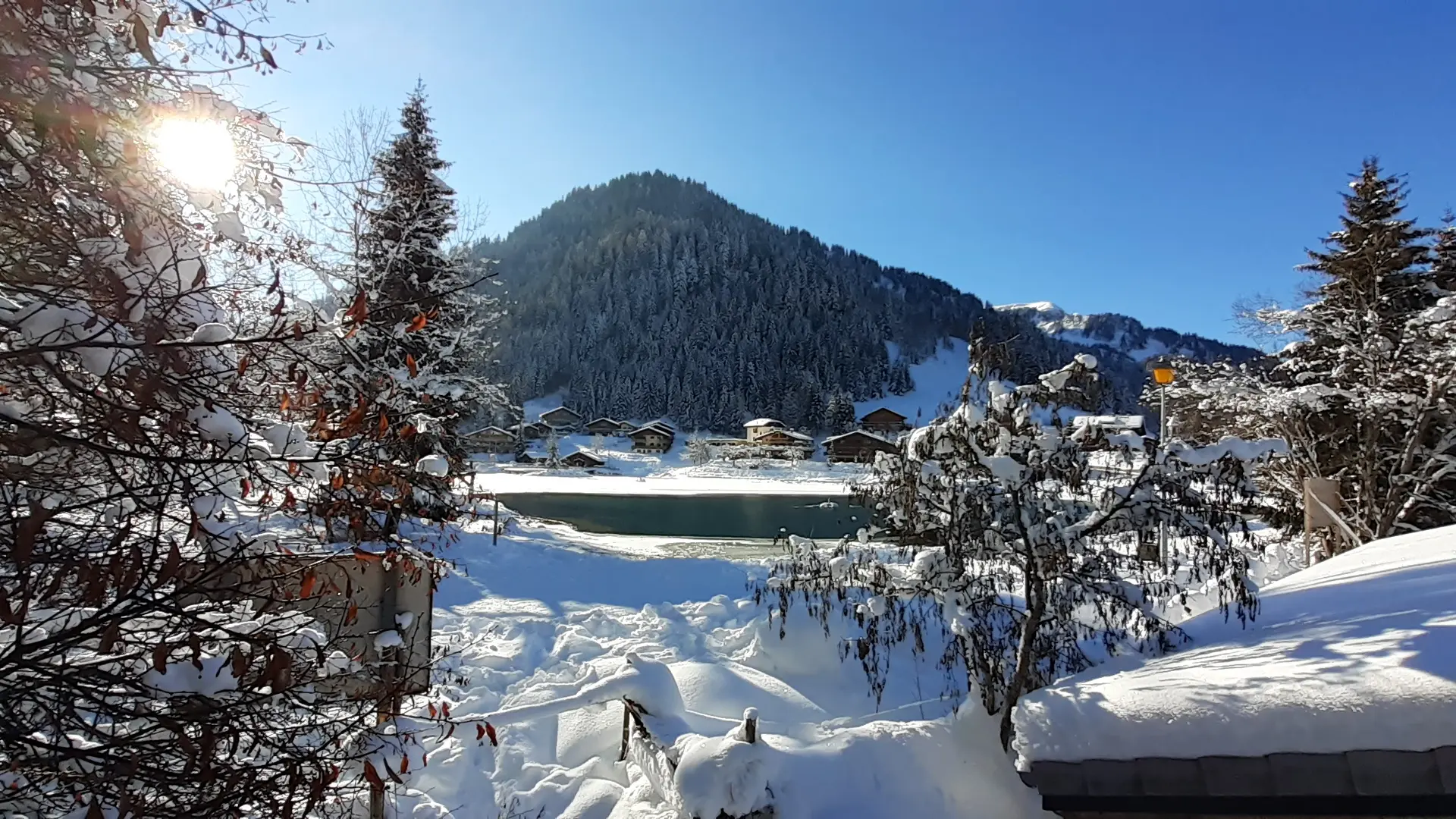Vue sur le lac en hiver