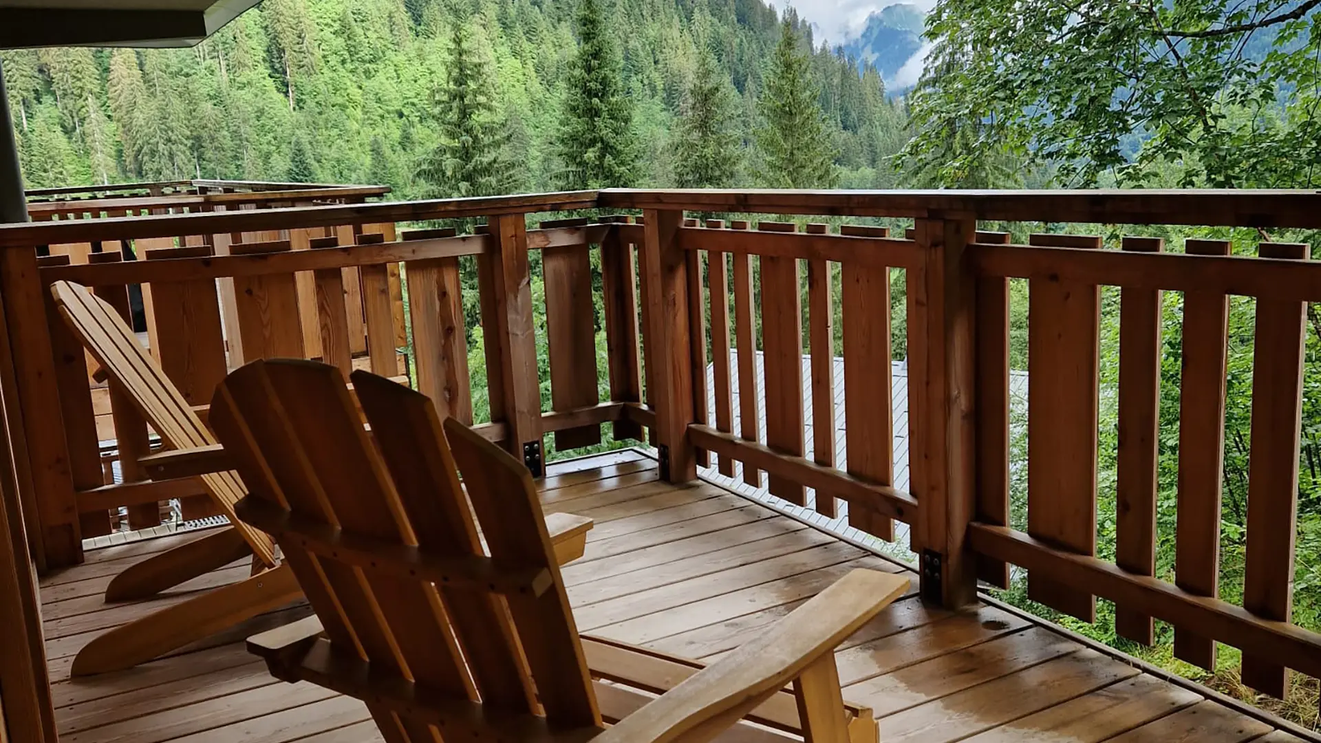 Terrasse avec vue et son mobilier de jardin