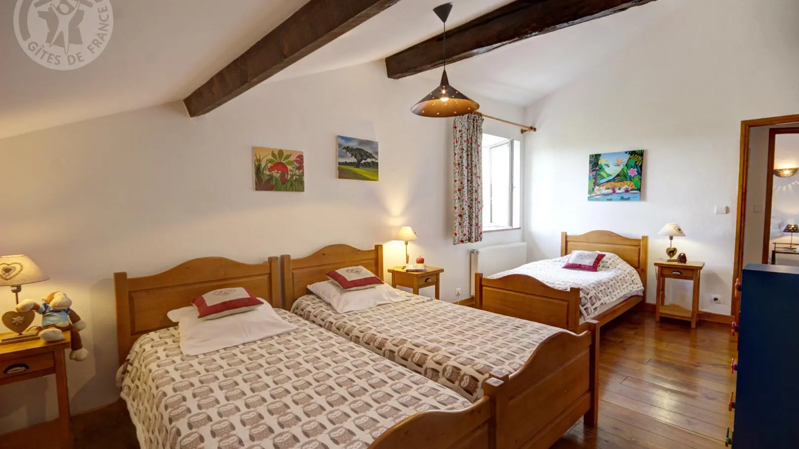 Grande chambre avec 3 lits simples 90