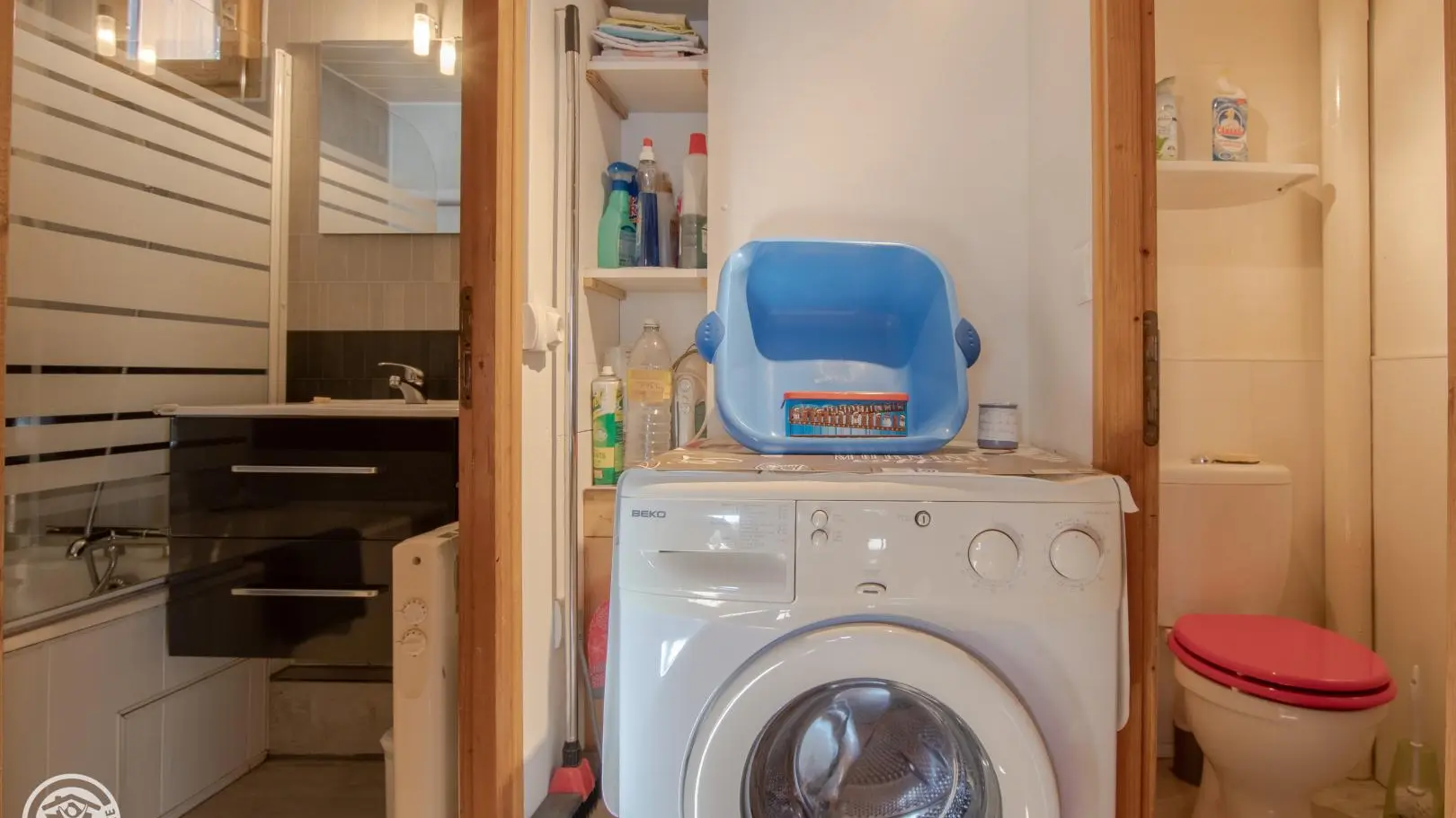 Salle de bain et wc au niveau de la cuisine.