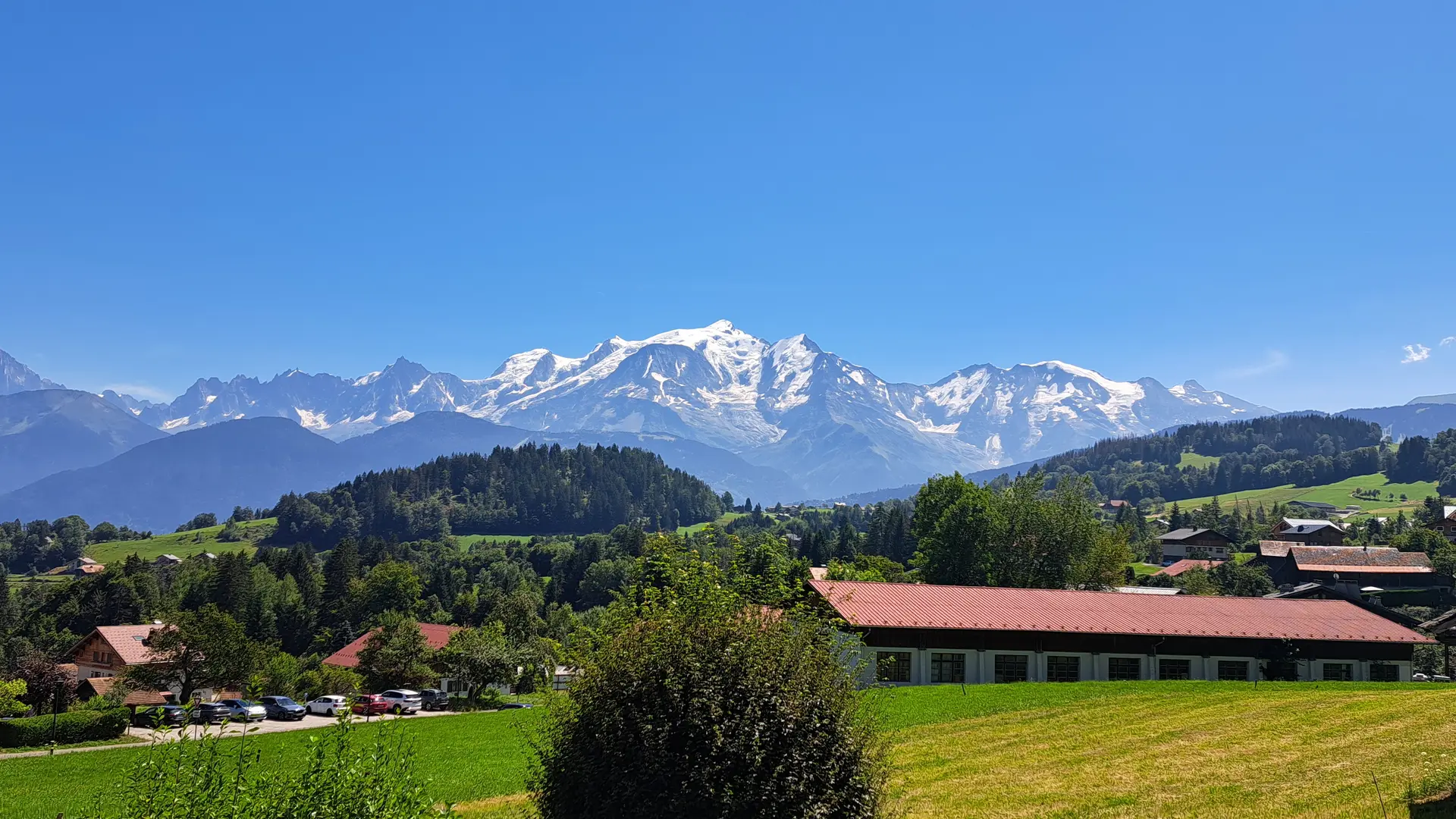 Vue sur le Mont-Blanc en descendant le chemin de la Scie