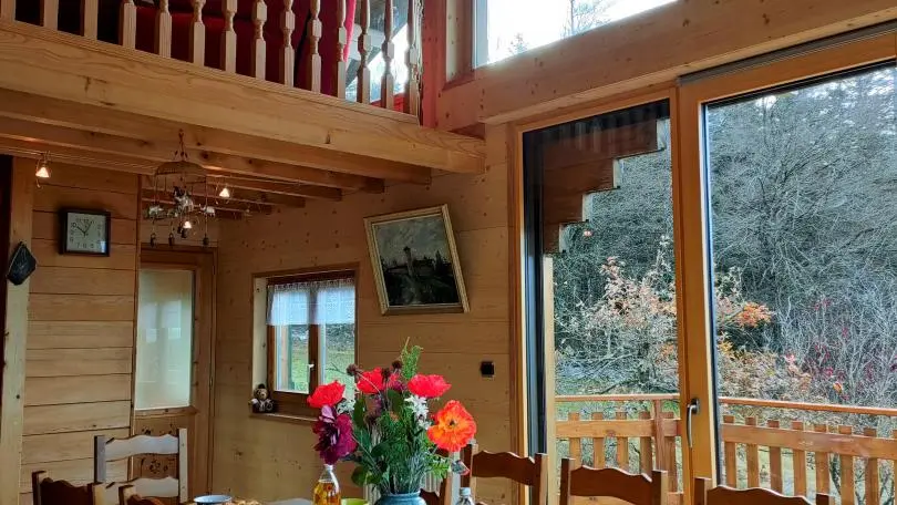 Mezzanine ouverte sur la salle à manger.