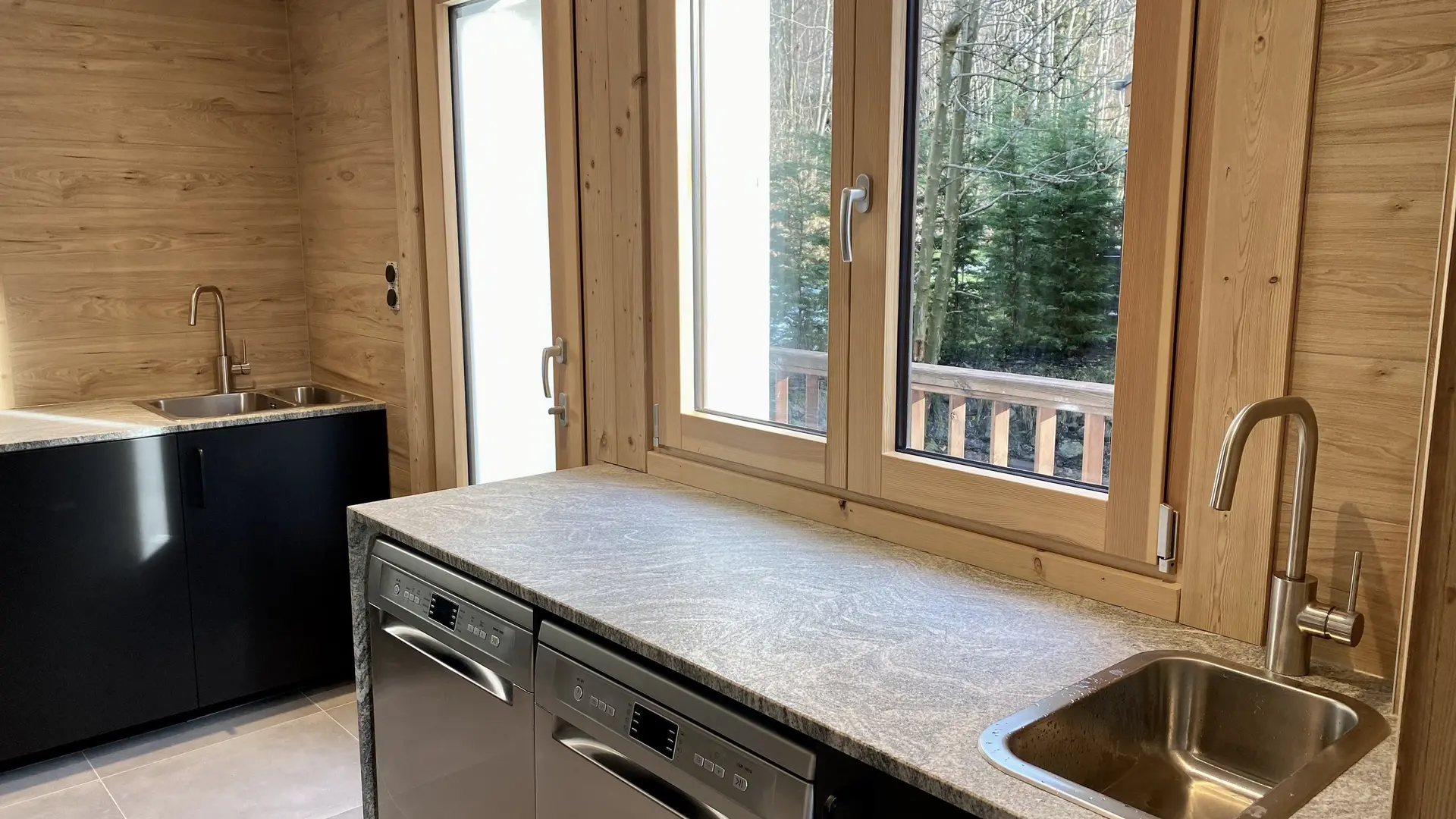 Porte de la cuisine donnant sur l'espace jacuzzi