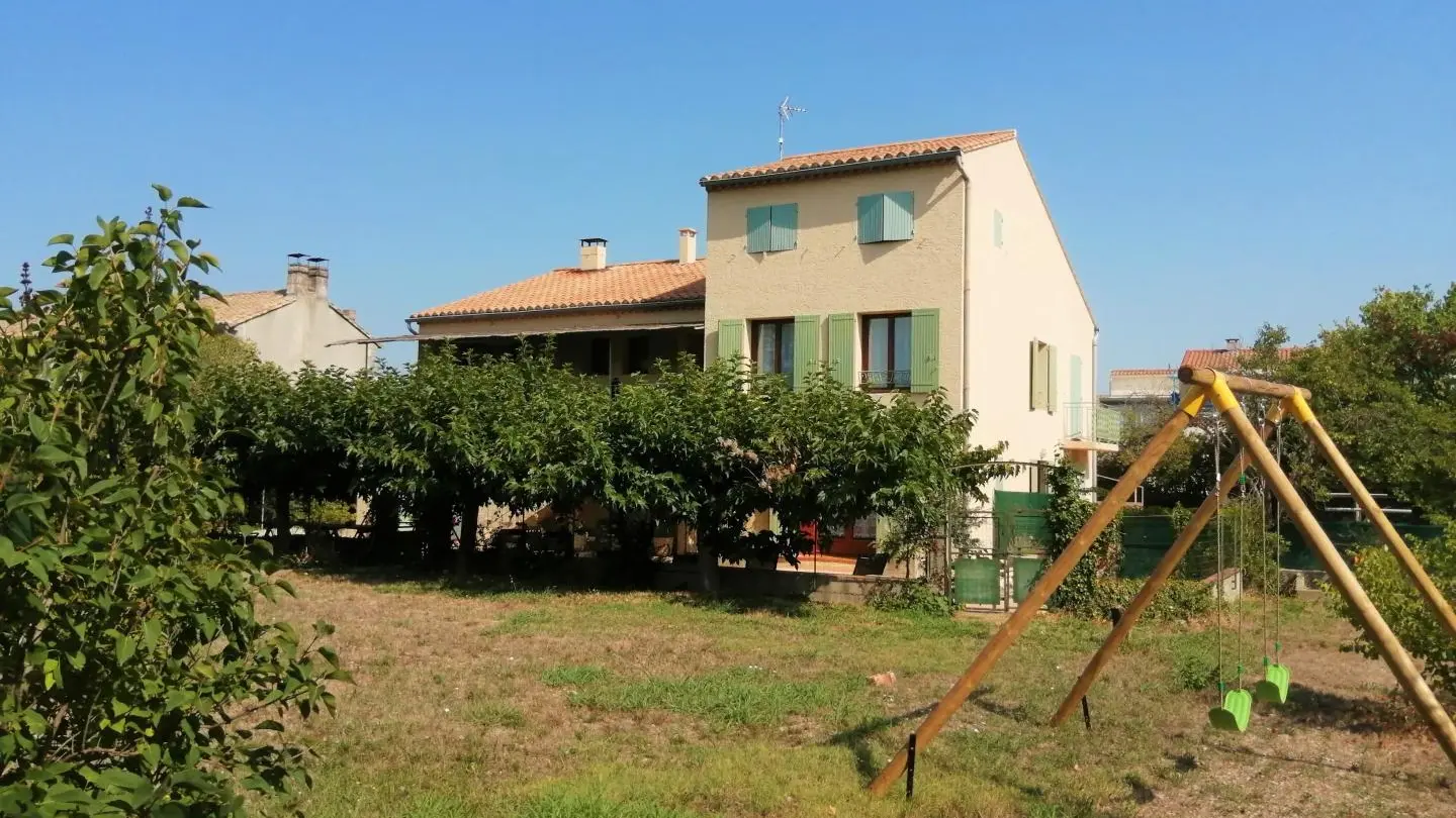 Villa avec grand jardin et balançoire