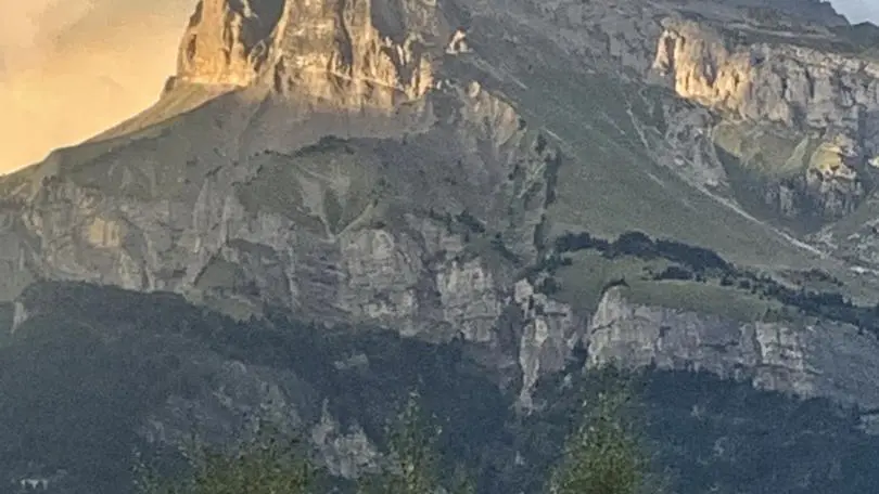 Au nord du chalet, la chaine des Fiz, guettez les montgolfières