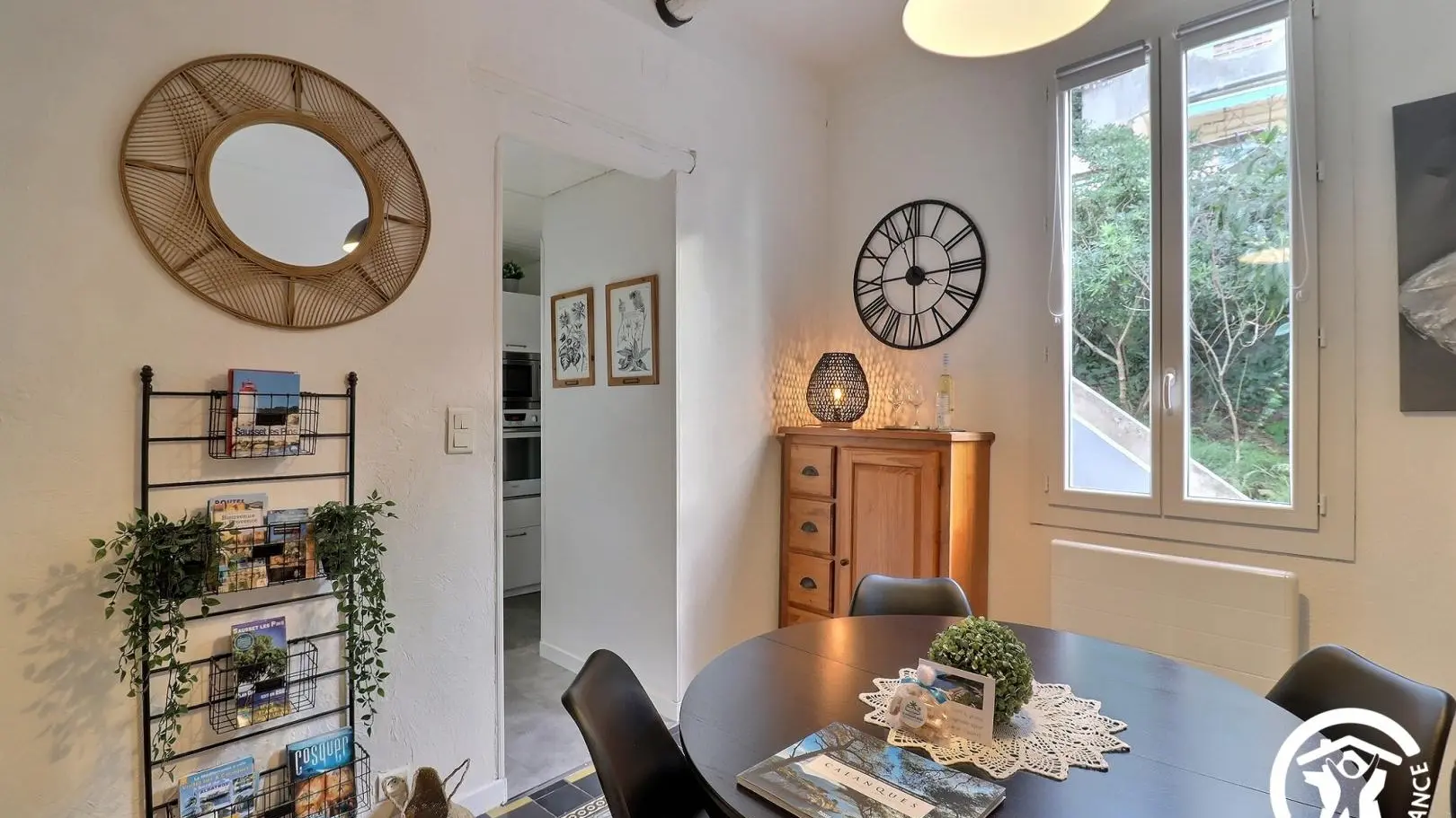 Salle à manger avec les prospectus de visites