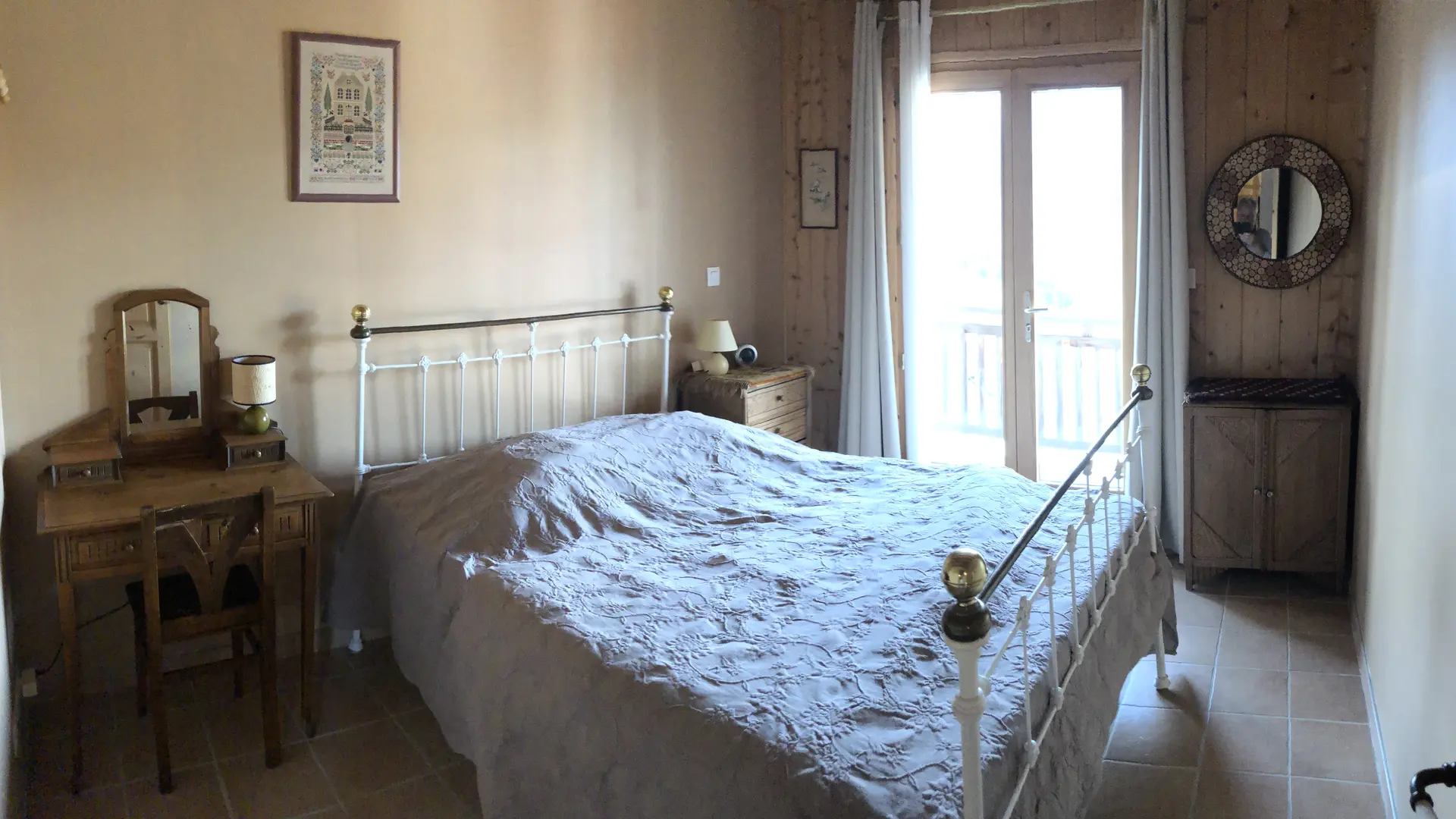 Chambre avec un lit double