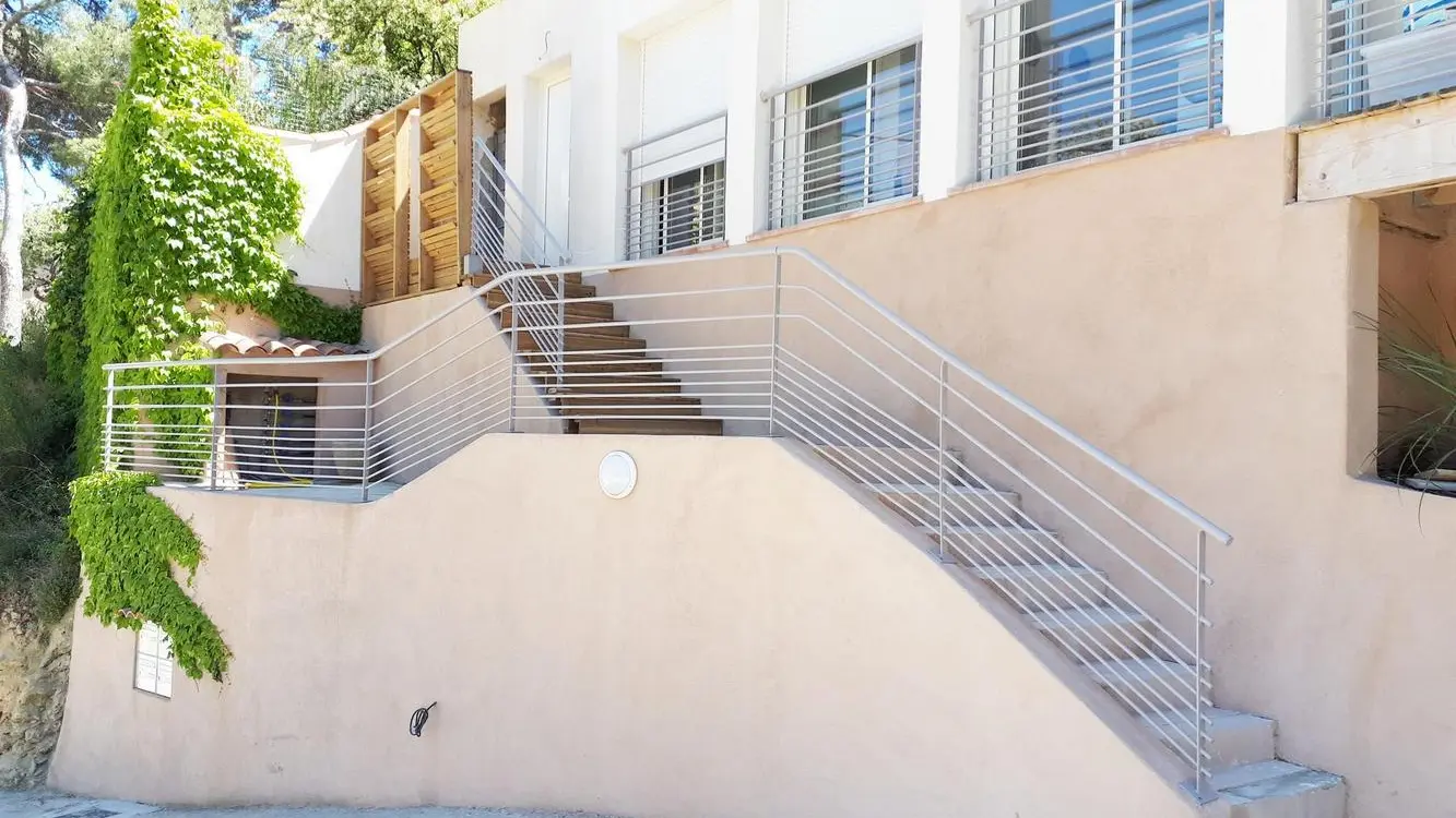 7-Escalier menant Ã  l'appartement au 1er Ã©tage