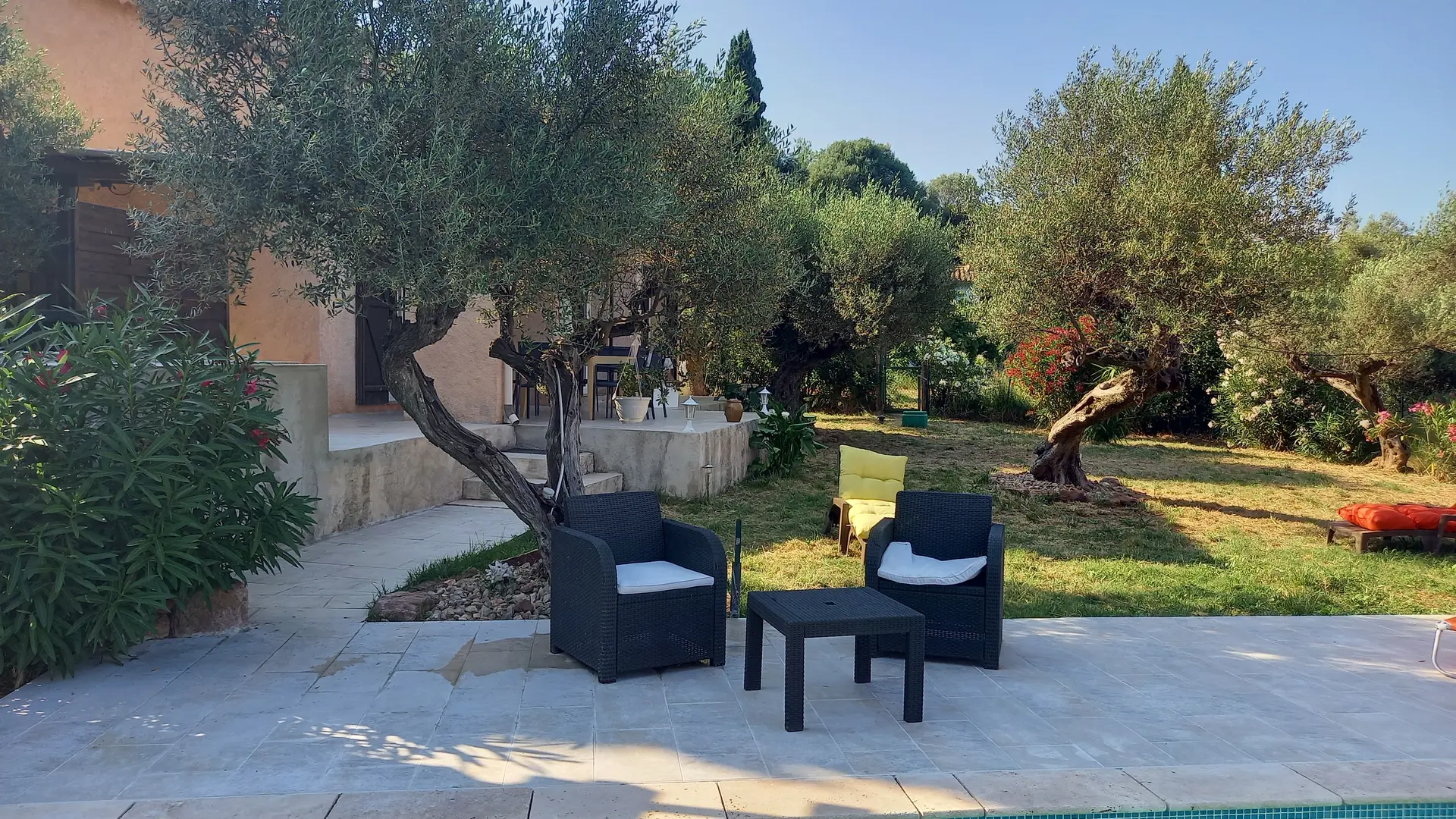 Le  Cabanon bleu - Mme Robertson_Solliès-Ville