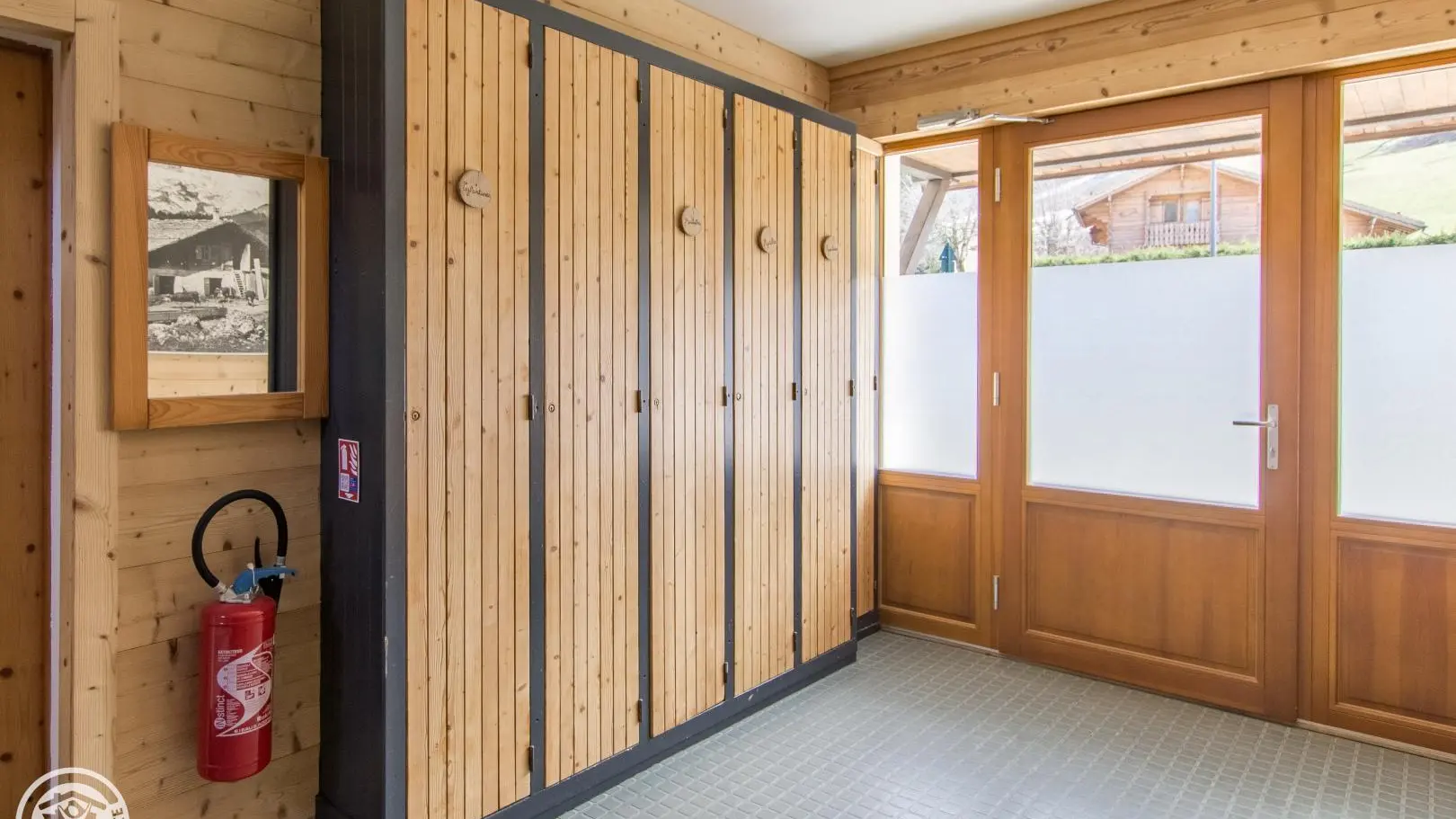 Hall d'entrée avec les placards à skis