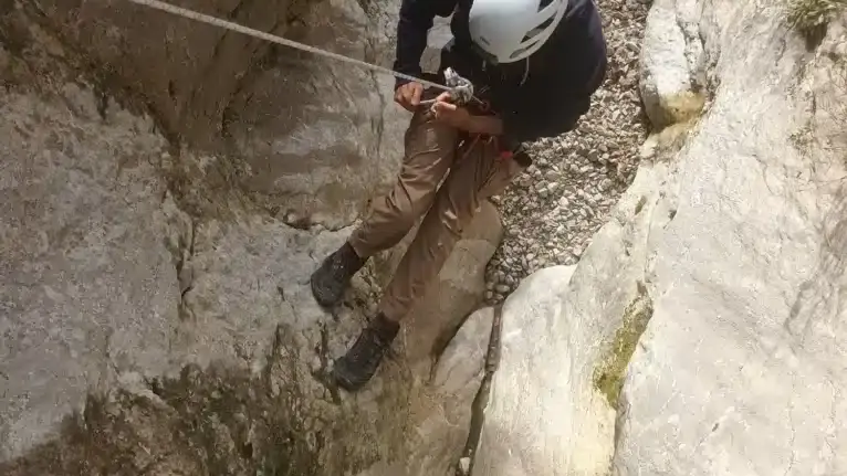 Plongez dans la nouveauté avec le canyon sec !  avec Ecrins Spéléo Canyon