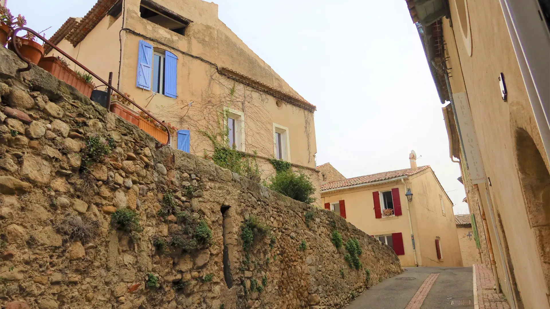 Ruelle du village de Beaumont-de-Pertuis