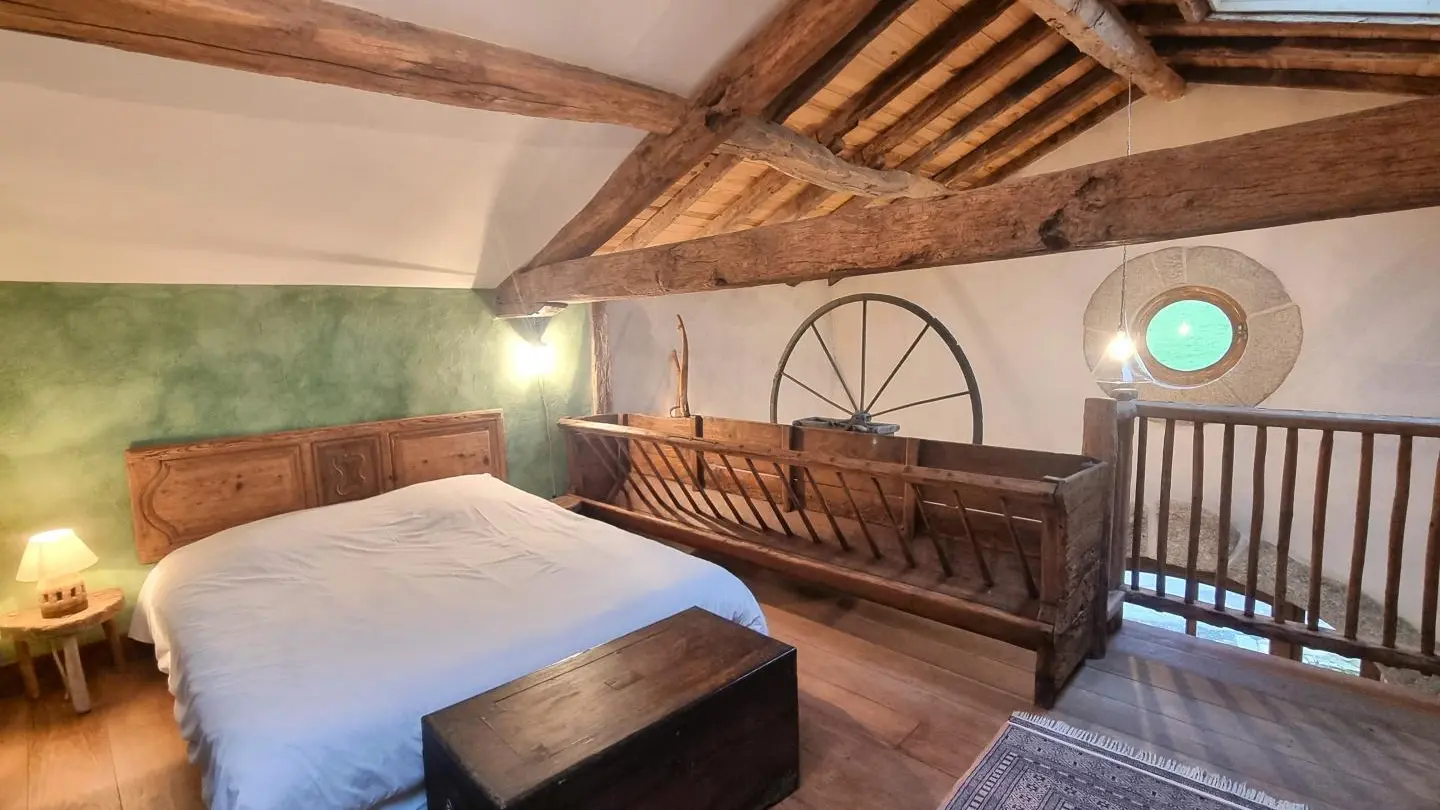 Duplex de Campagne : chambre 5 : mezzanine ouverte avec un lit 140.