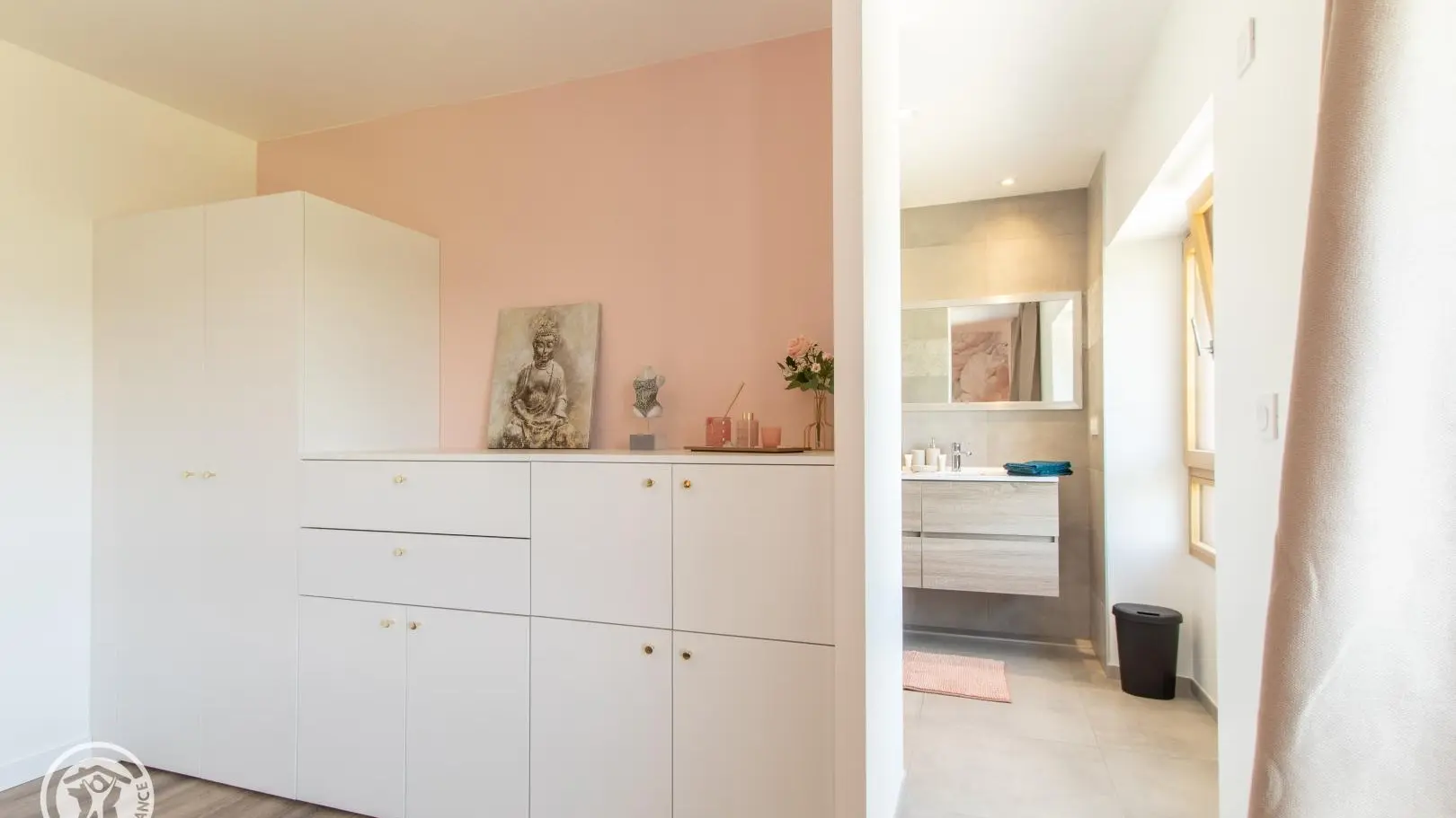 Chambre 1 et accès salle d'eau privative