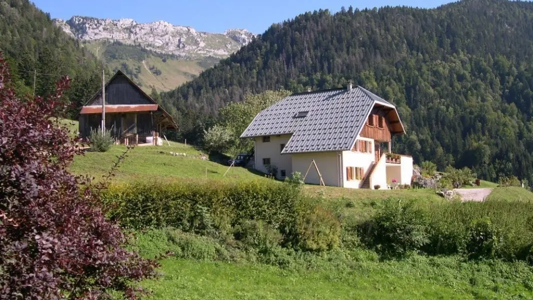 Le Gite Le buchet et en arrière plan La dent des Portes