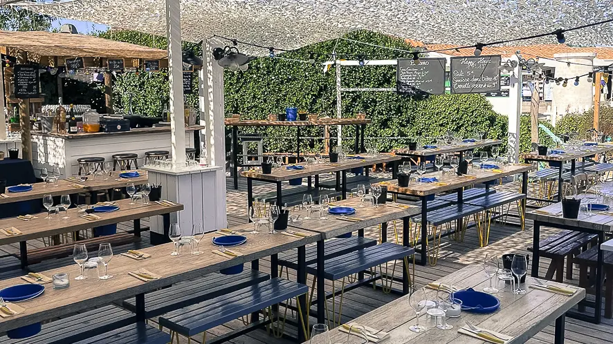 Tables de la terrasse du restaurant Juste