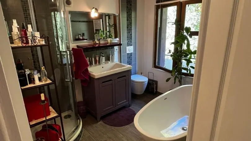 la salle de bain avec baignoire
