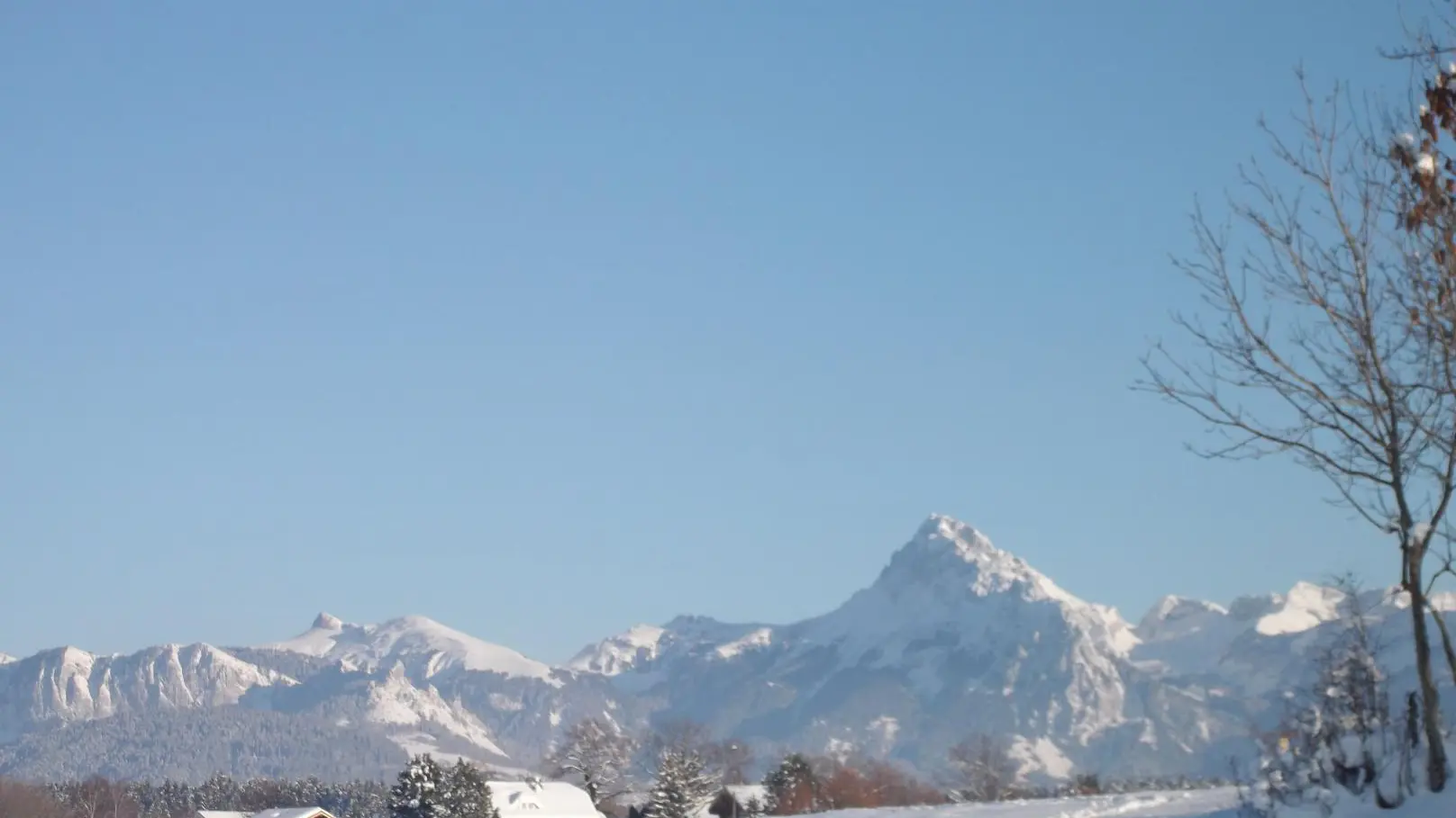 le chalet et montagnes en hiver