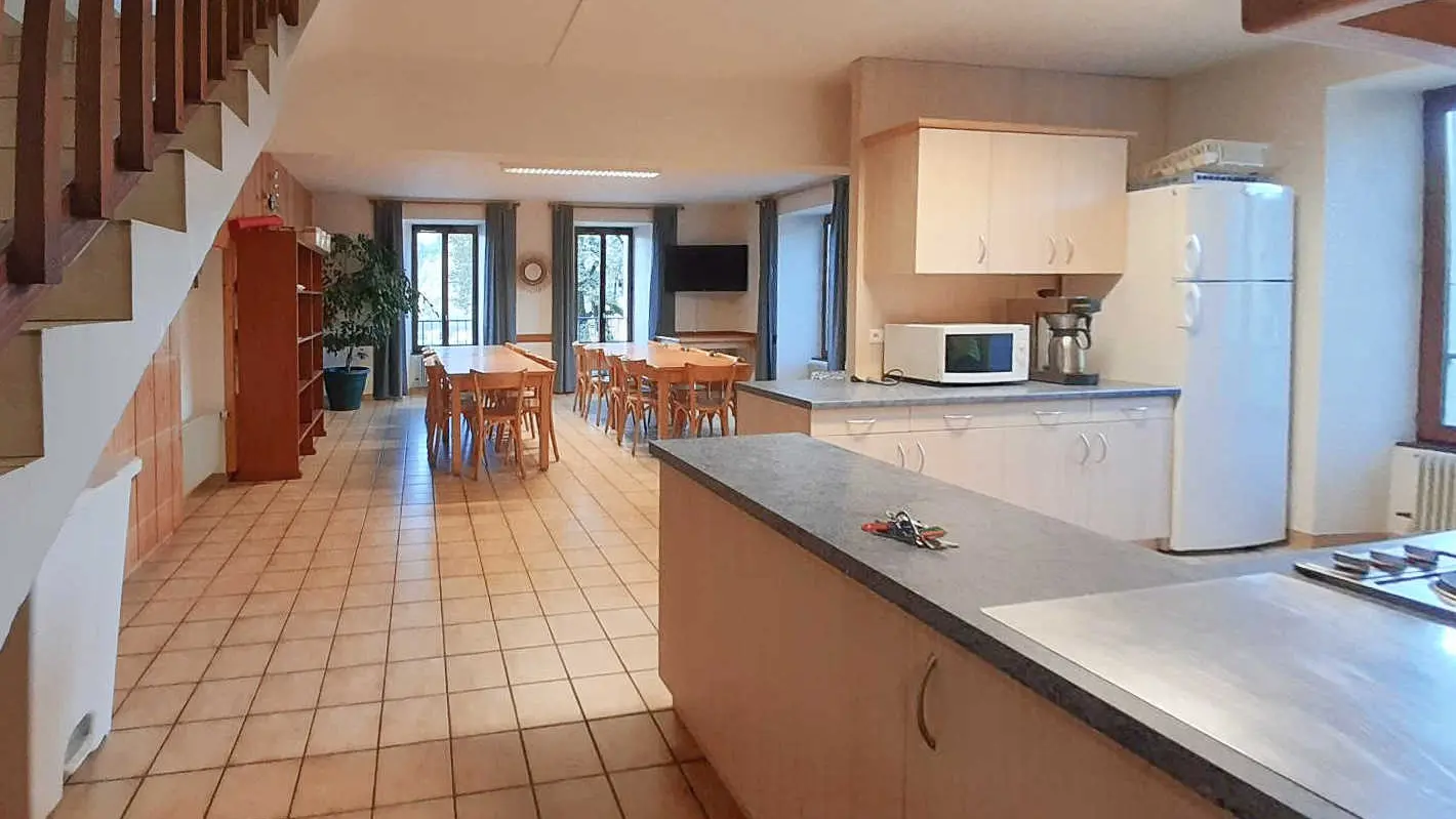 cuisine vue salle à manger- Mairie de Mieussy