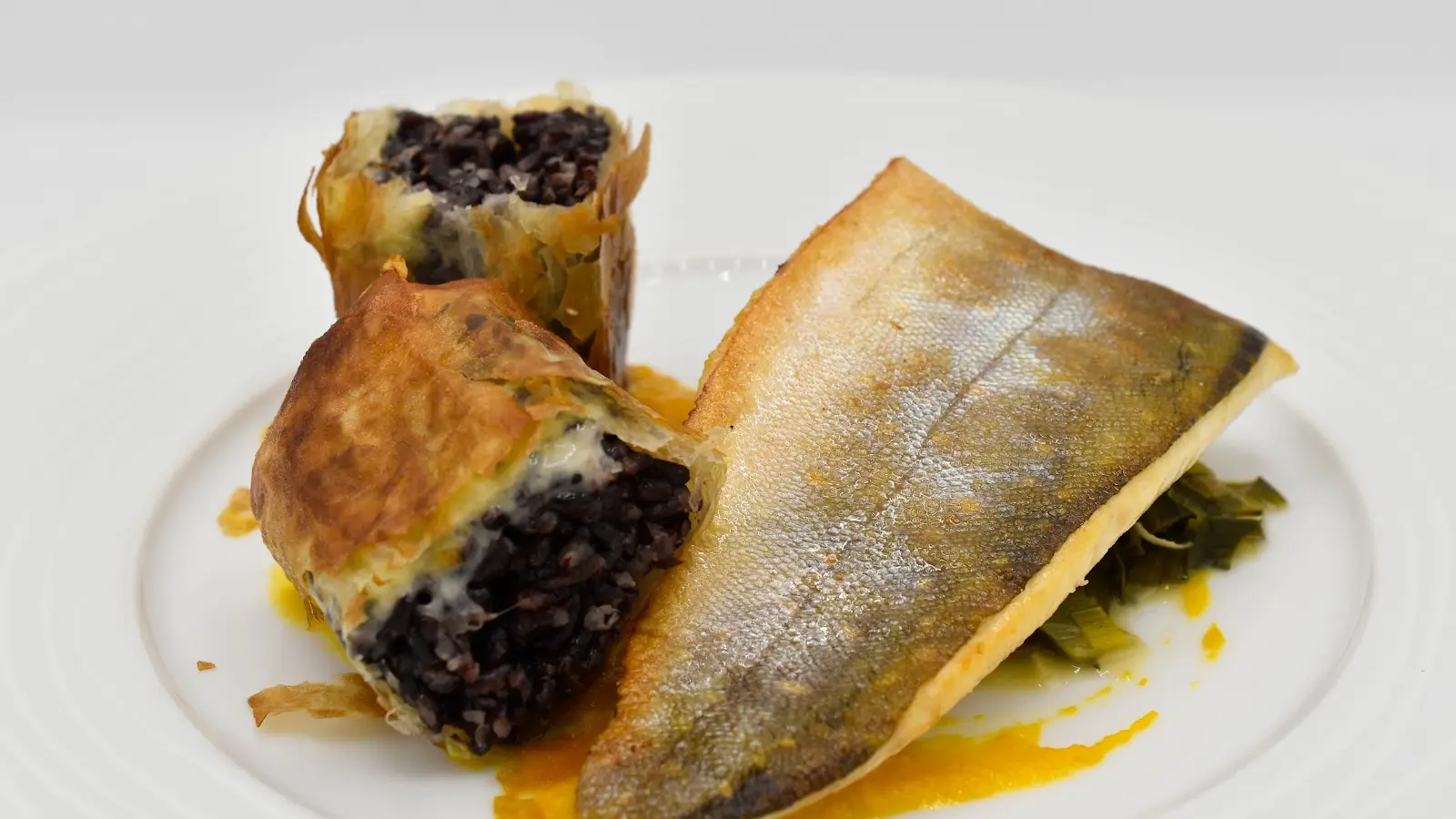 Omble chevalier, croustillant de riz noir, coulis de carottes