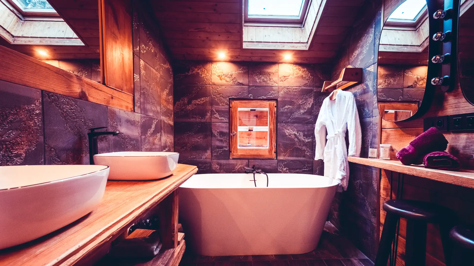 Salle de bain avec baigneoire
