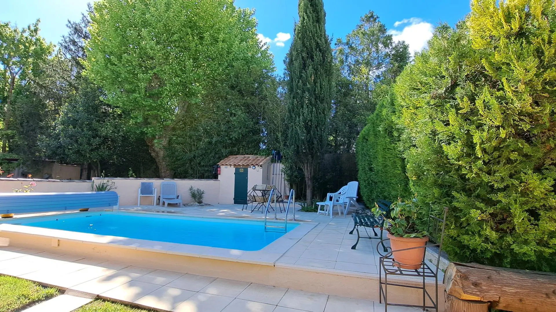 Piscine bleu sous un ciel bleu à L'Oustau dei Aucèus