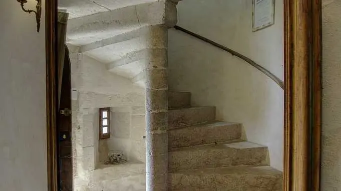 Escalier à vis en pierre naturelle de l'époque romane de la forteresse, empêchant ainsi la progression des ennemis voulant monter les escaliers.