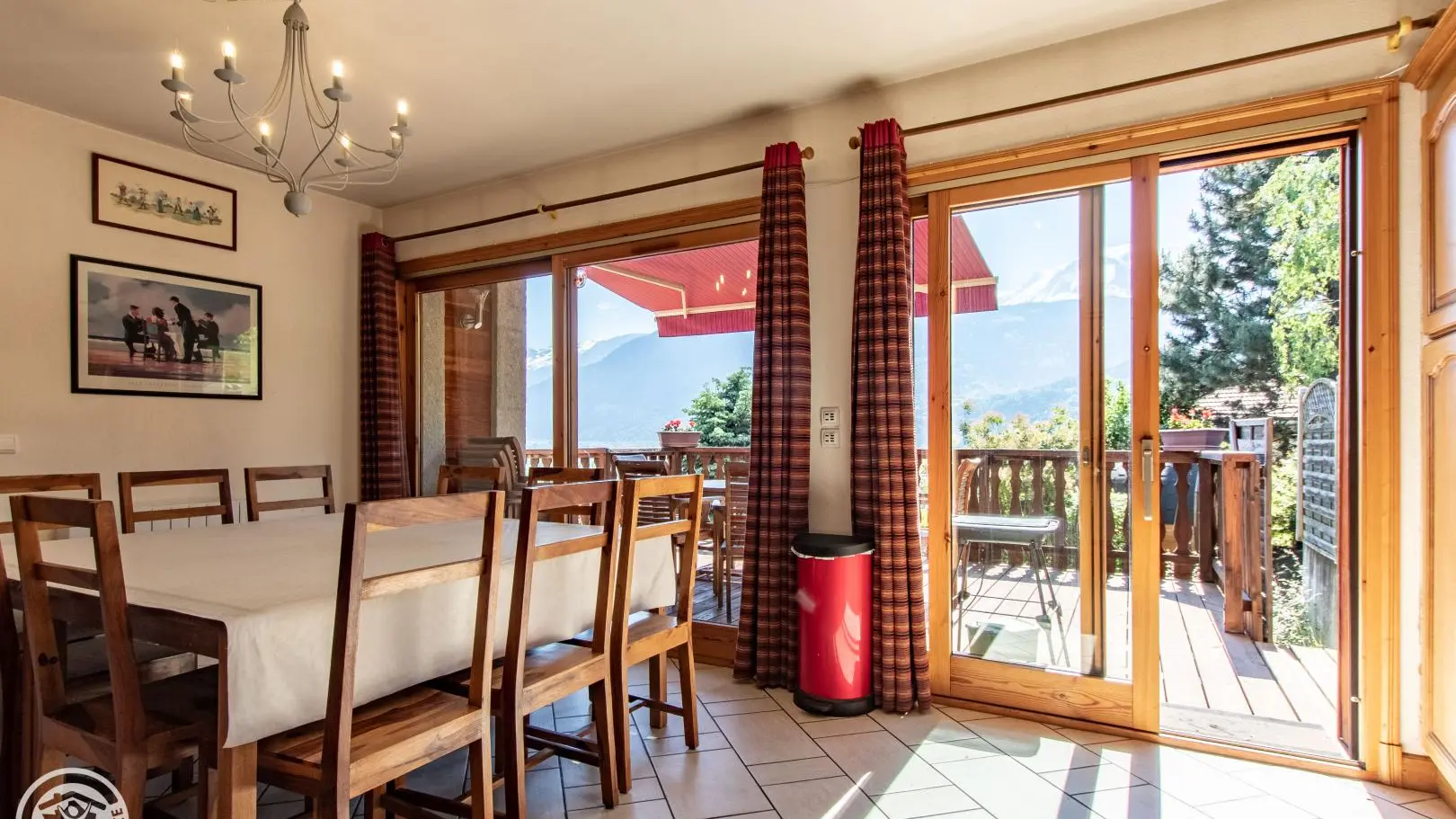 Espace repas et accès terrasse.